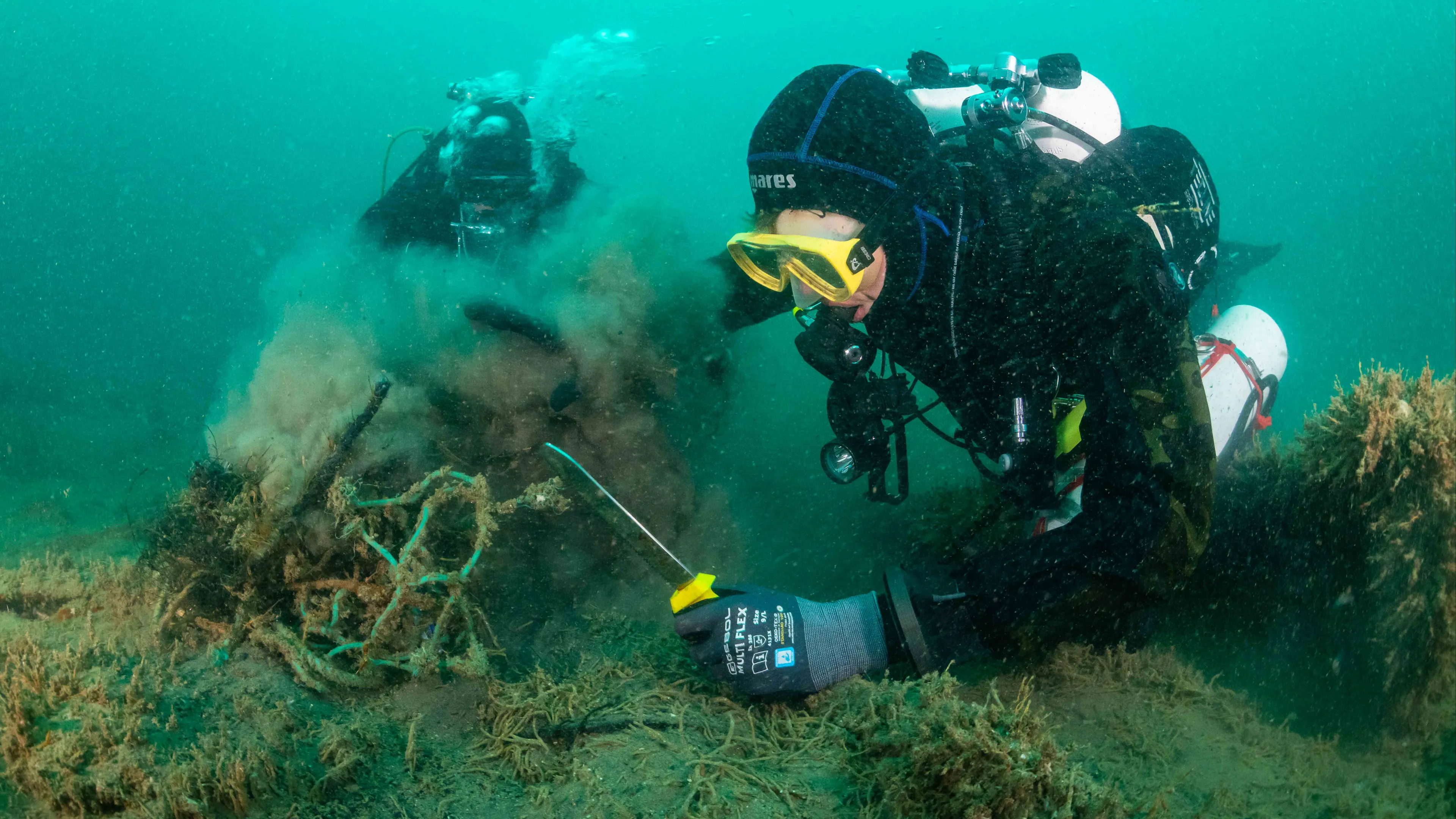 Duikers halen duizenden kilo's afval uit zee voor Nederlandse kust