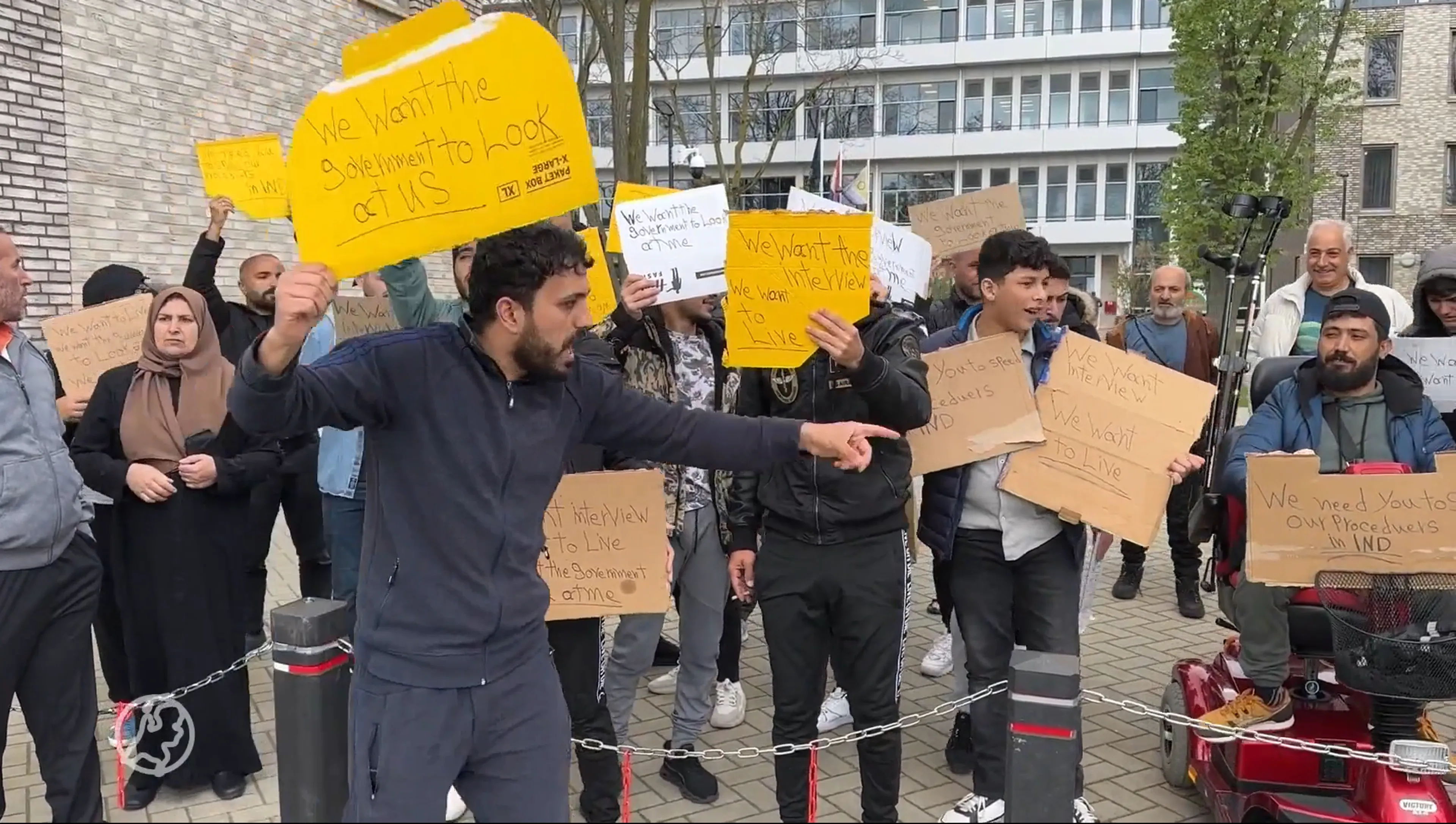 Tientallen asielzoekers voeren actie voor azc in Maastricht: 'We wachten al een jaar'