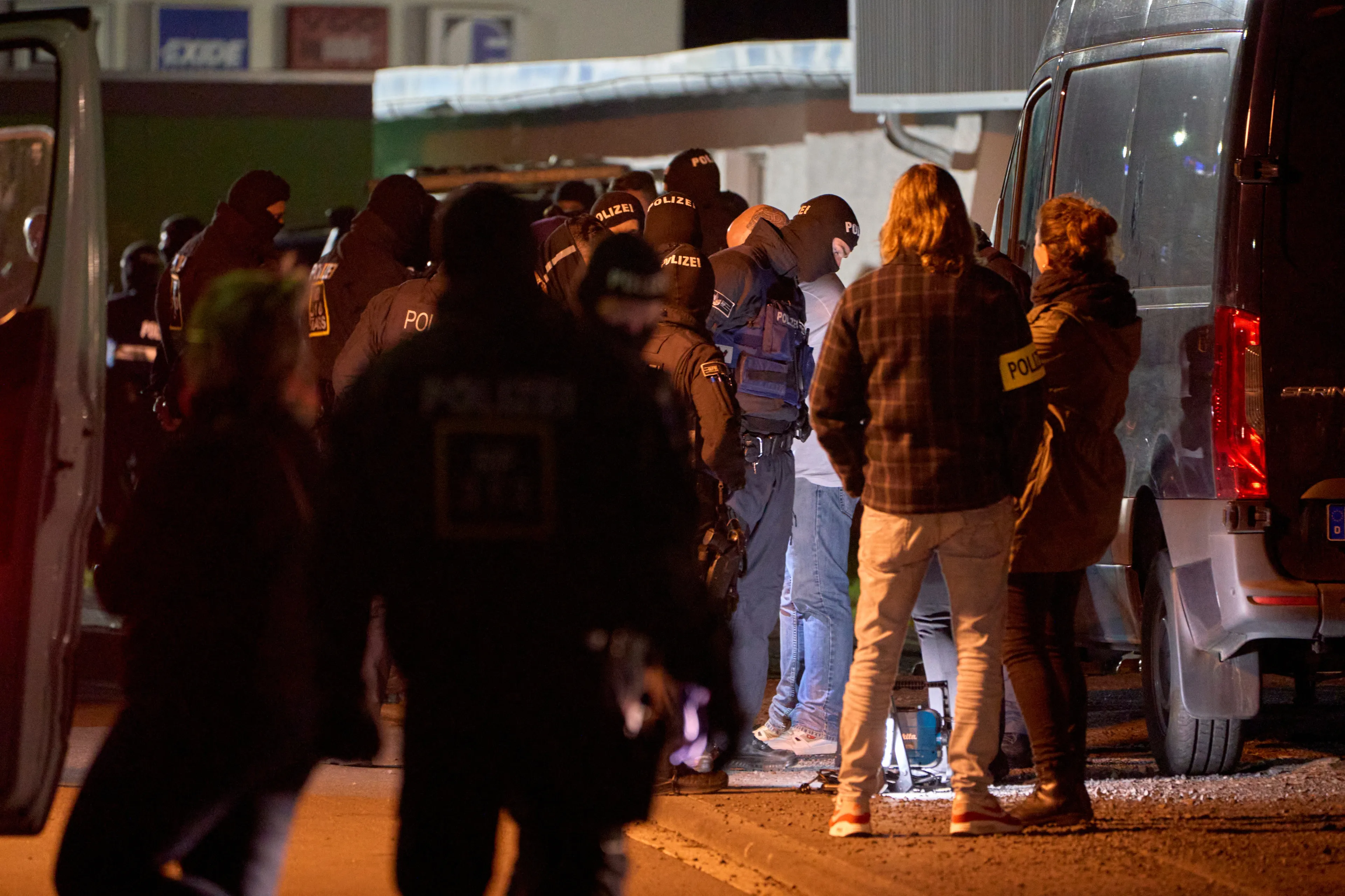 Duitse politie valt neonazi-evenement binnen: Nederlanders en minderjarigen aanwezig