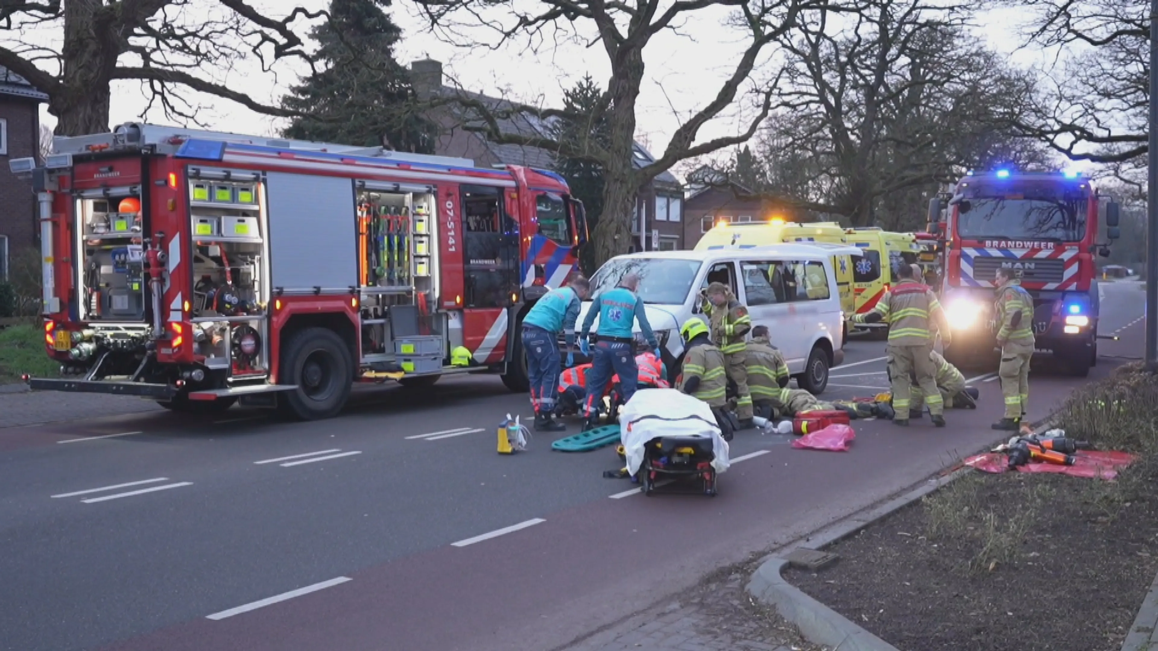 Tiener bekneld onder taxibusje na aanrijding in Gelderse Dieren