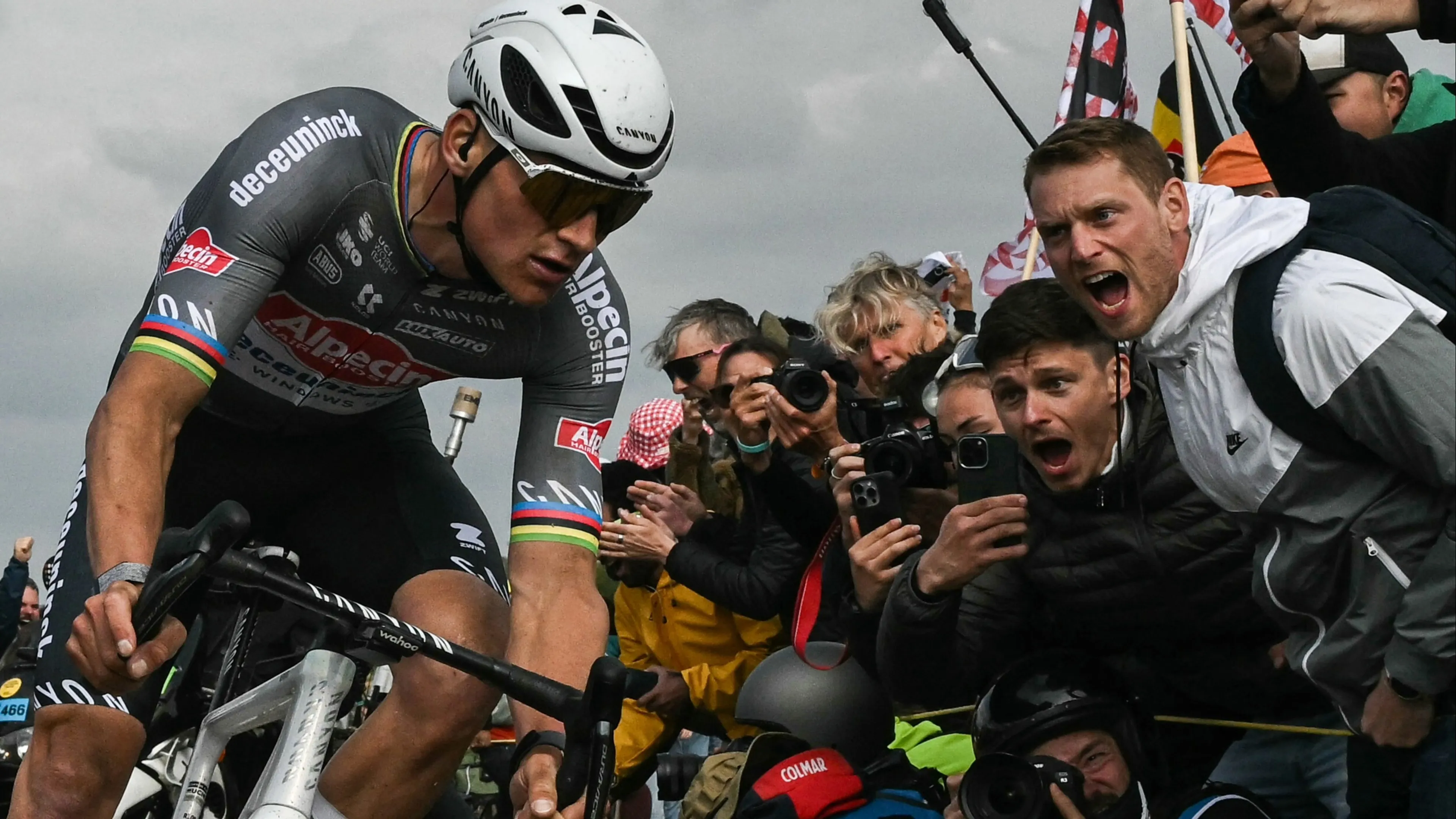 Lekke band houdt Mathieu van der Poel niet tegen: winst in Parijs-Roubaix