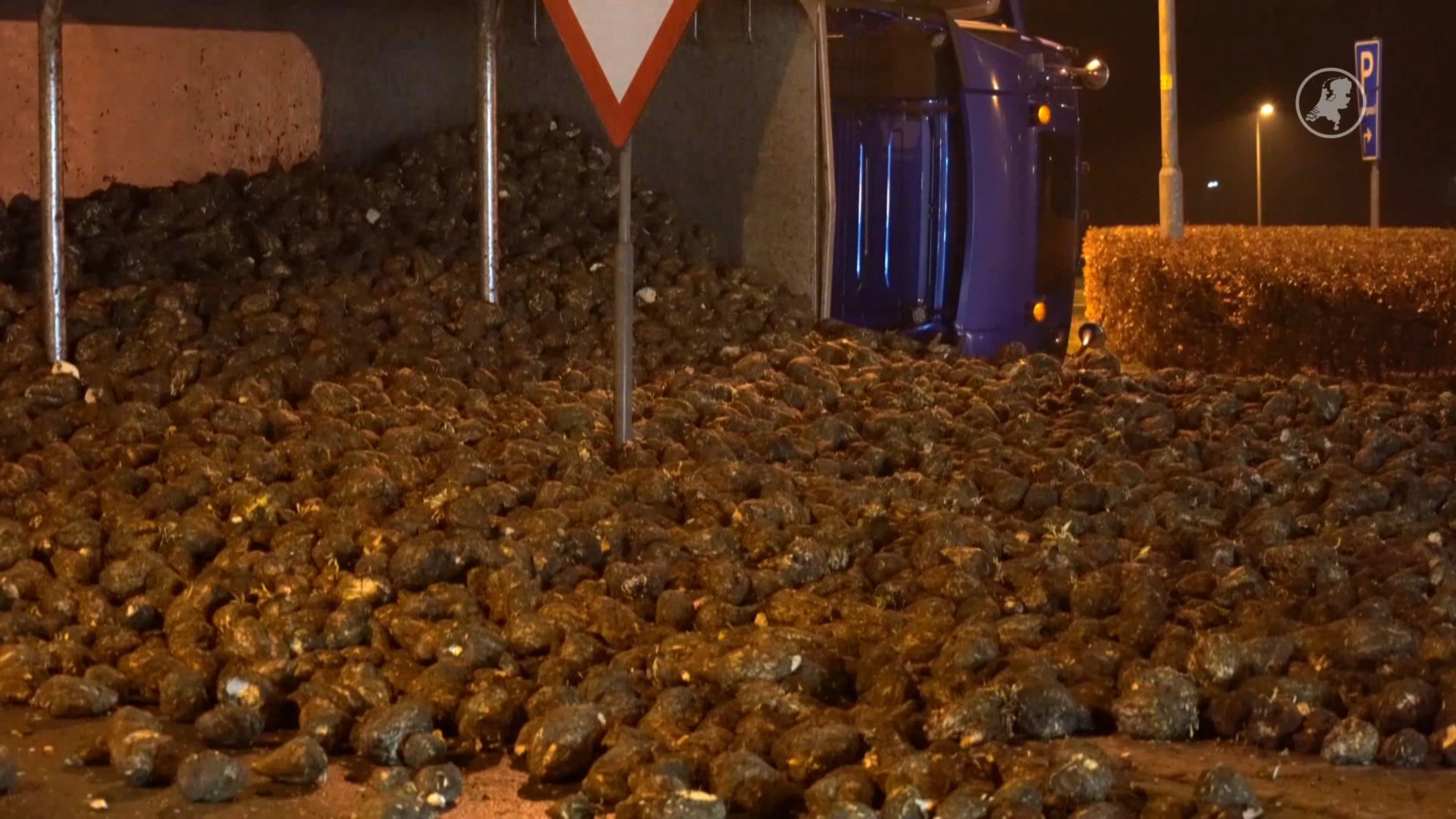 Vrachtwagen kantelt in Borger, weg vol bieten en lange afsluiting