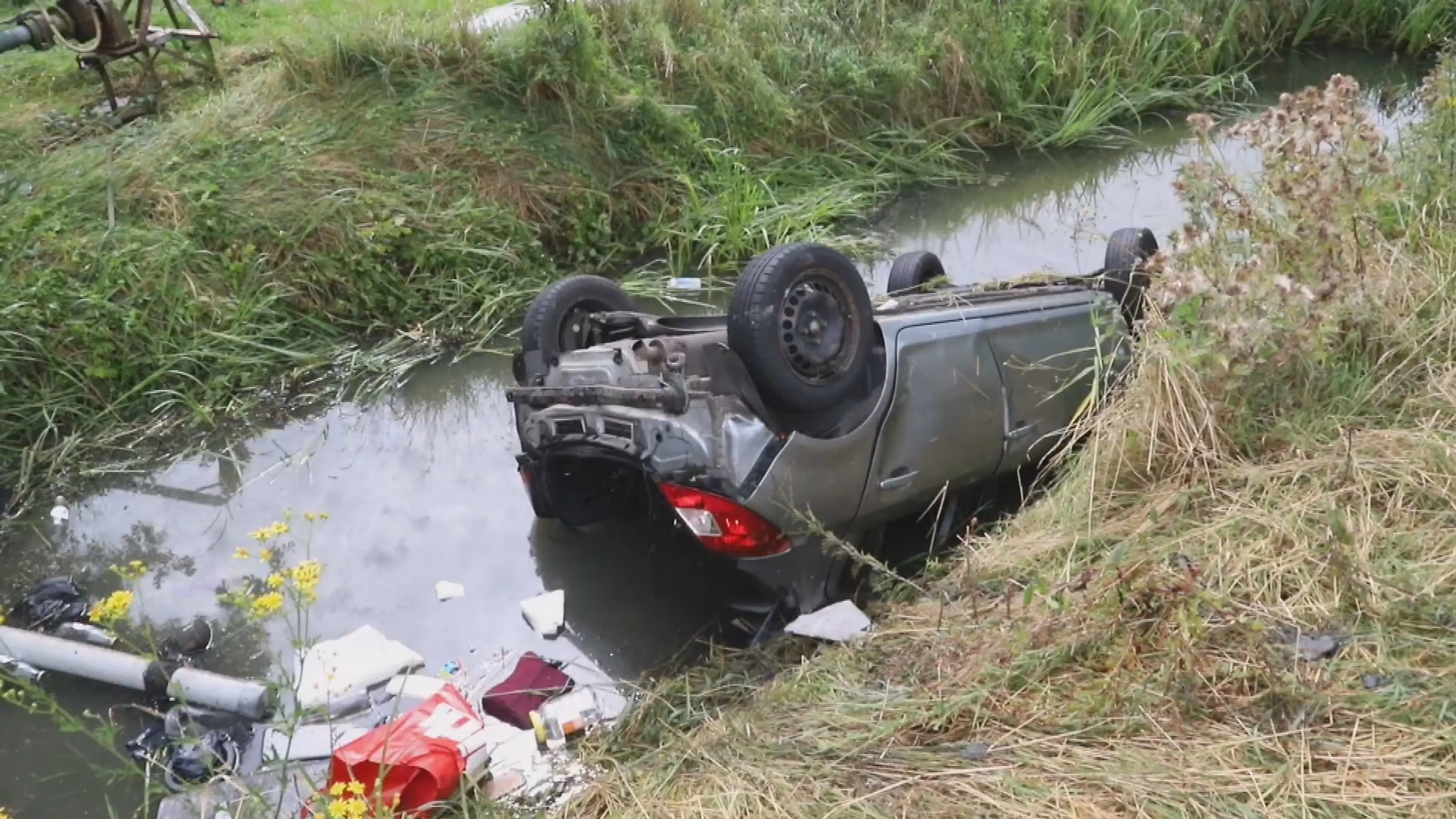 Baby met spoed naar ziekenhuis nadat auto in sloot belandt in Enspijk