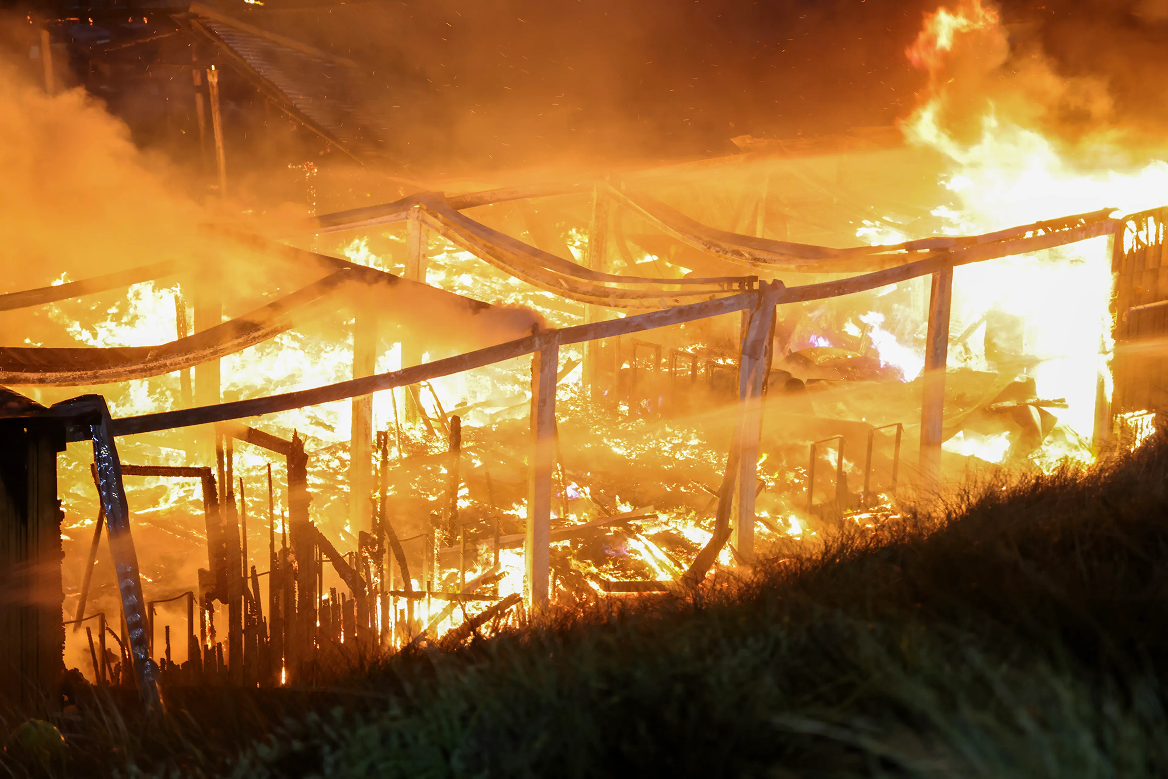 Felle uitslaande brand verwoest Beachclub Bloomingdale in Overveen