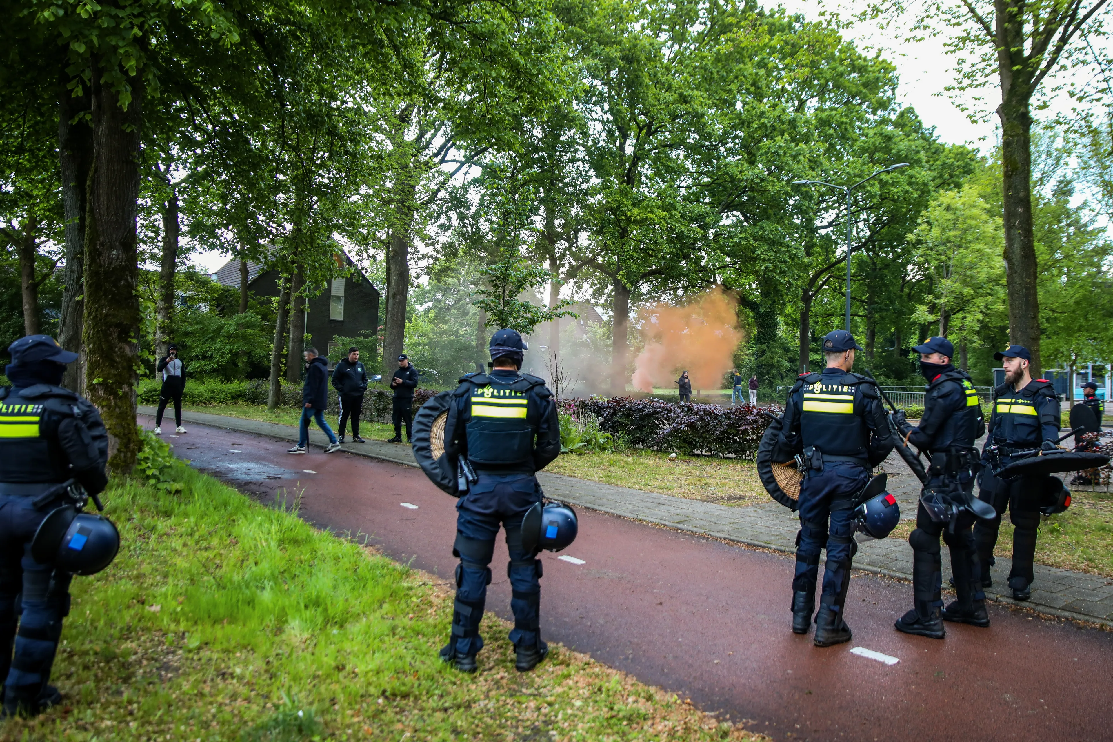 Weer onrust bij azc-protest Apeldoorn: vier mensen opgepakt