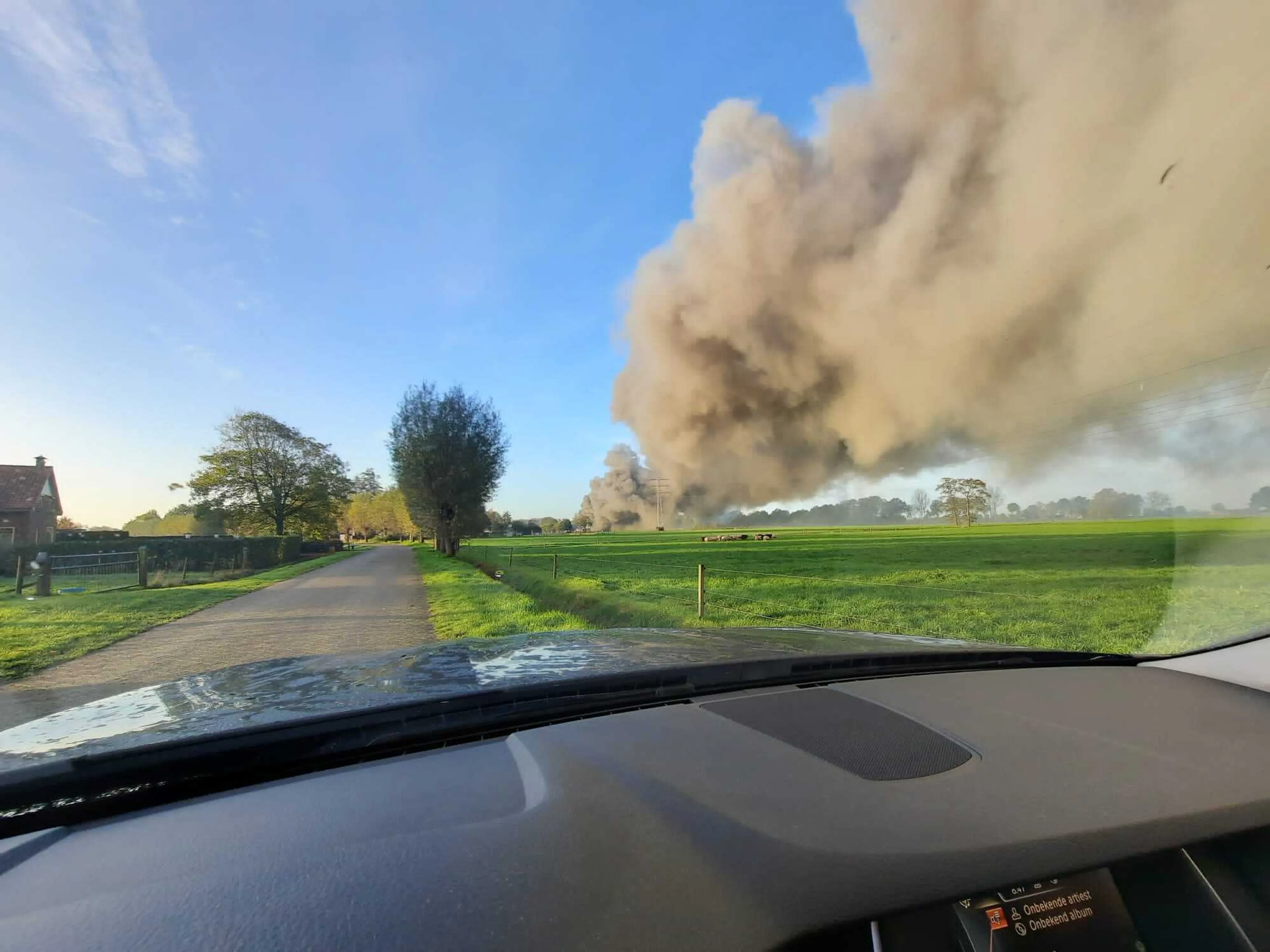 Grote schuur in Putten met 30.000 kippen in brand: dieren niet meer te redden