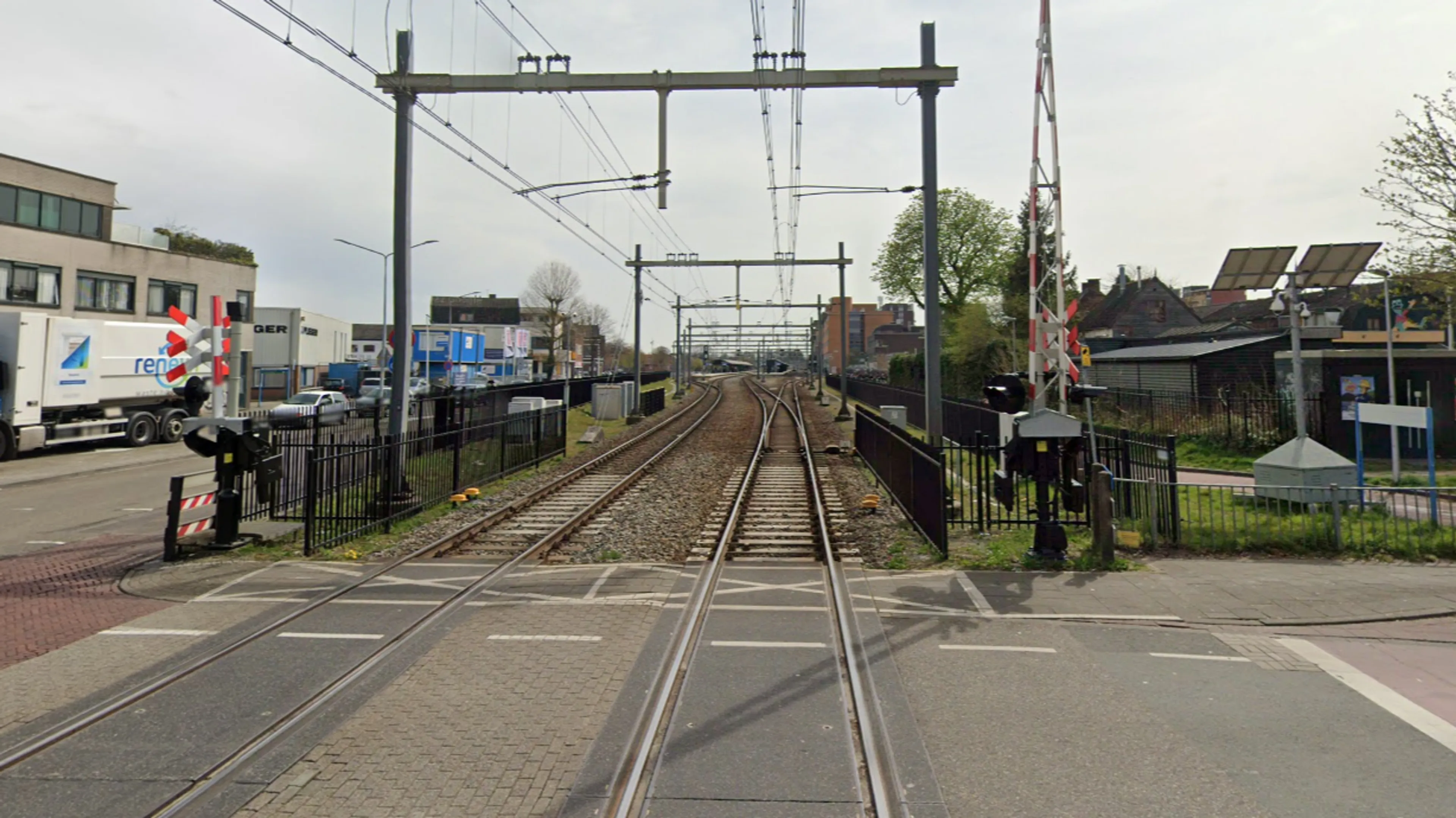 Veel politie in Hilversum, geldbiljetten op spoor: 'Onderneem geen actie'