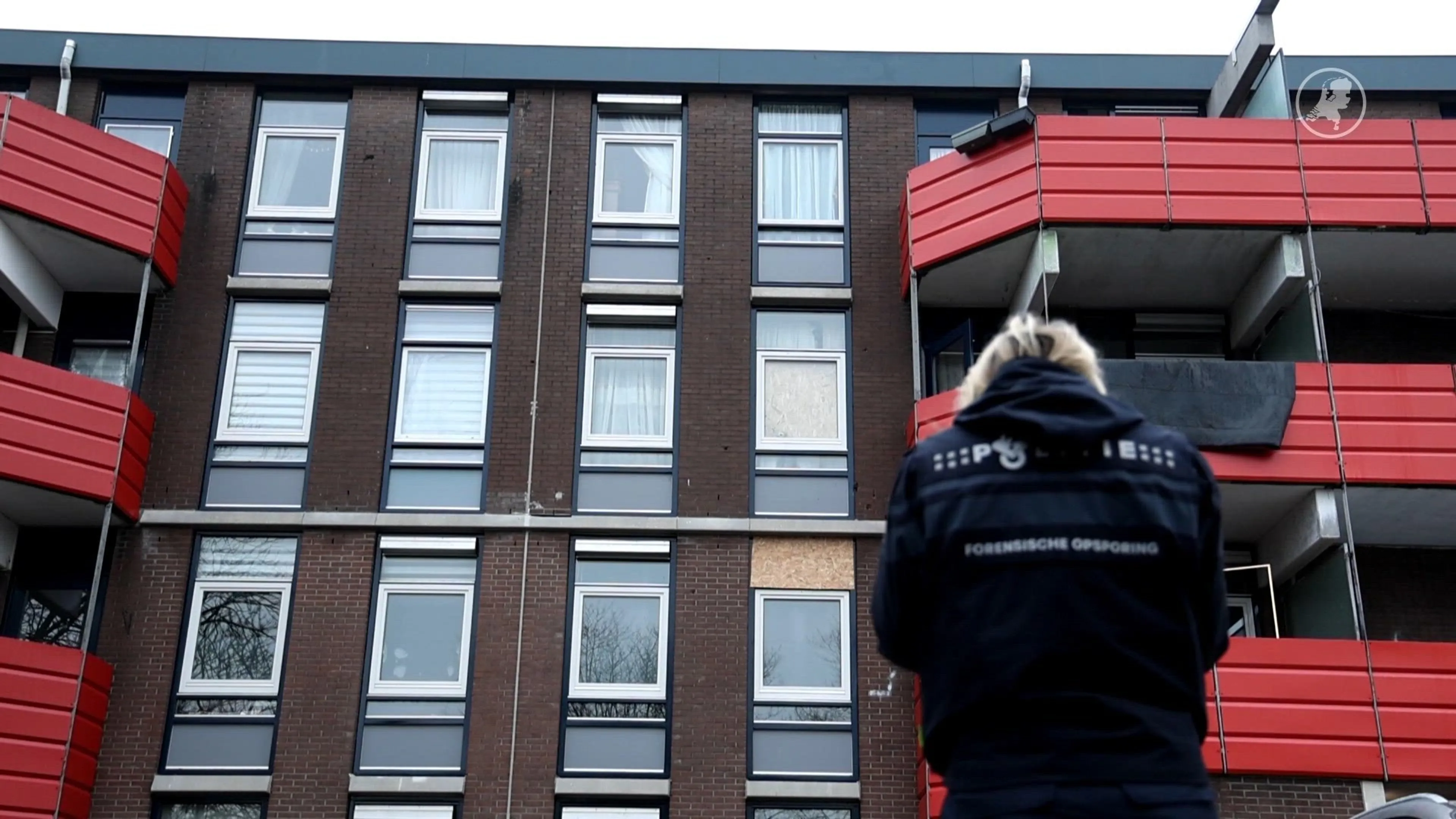 Vrouw drinkt kopje thee als kogels inslaan in flat in Amsterdam
