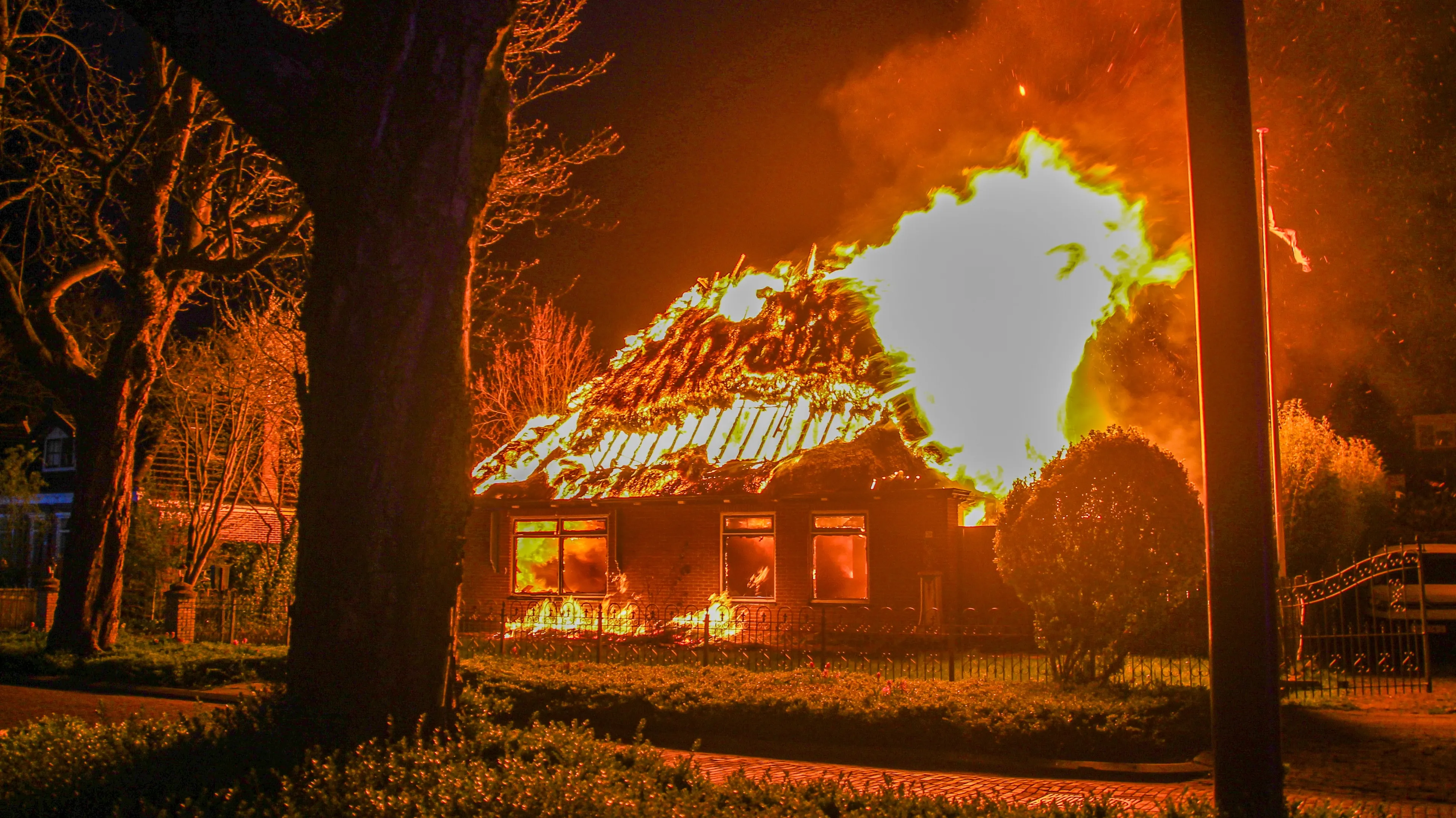 Grote, uitslaande brand in woning Heerhugowaard, omliggende panden ontruimd