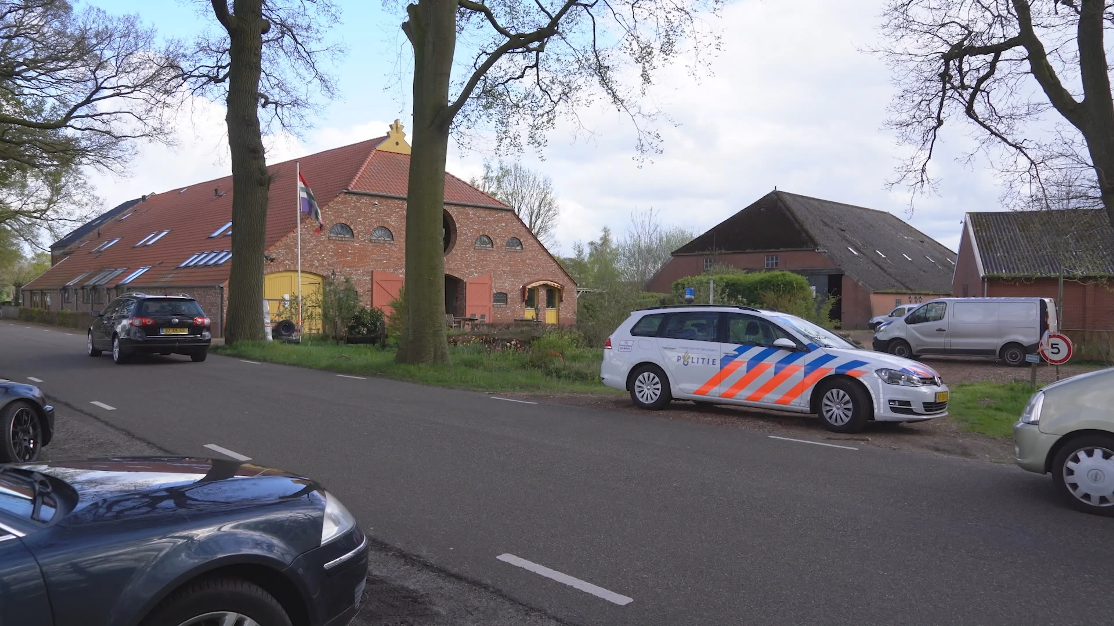 Opnieuw groep mensen verzameld bij omstreden zorgboerderij in Wedde, politie aanwezig