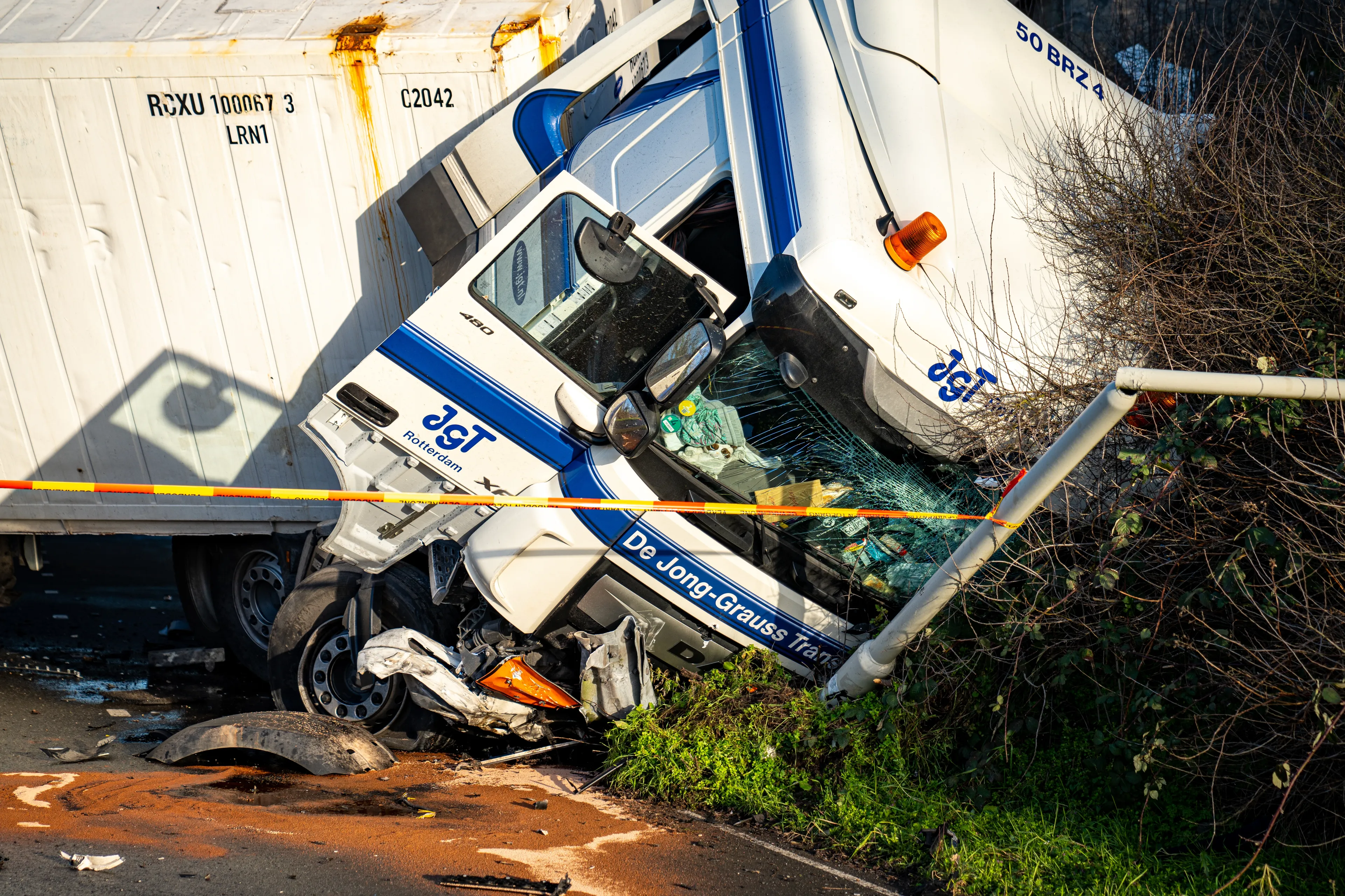 ZIEN: Ravage bij A15 waar vrachtwagen viaduct af is gestort