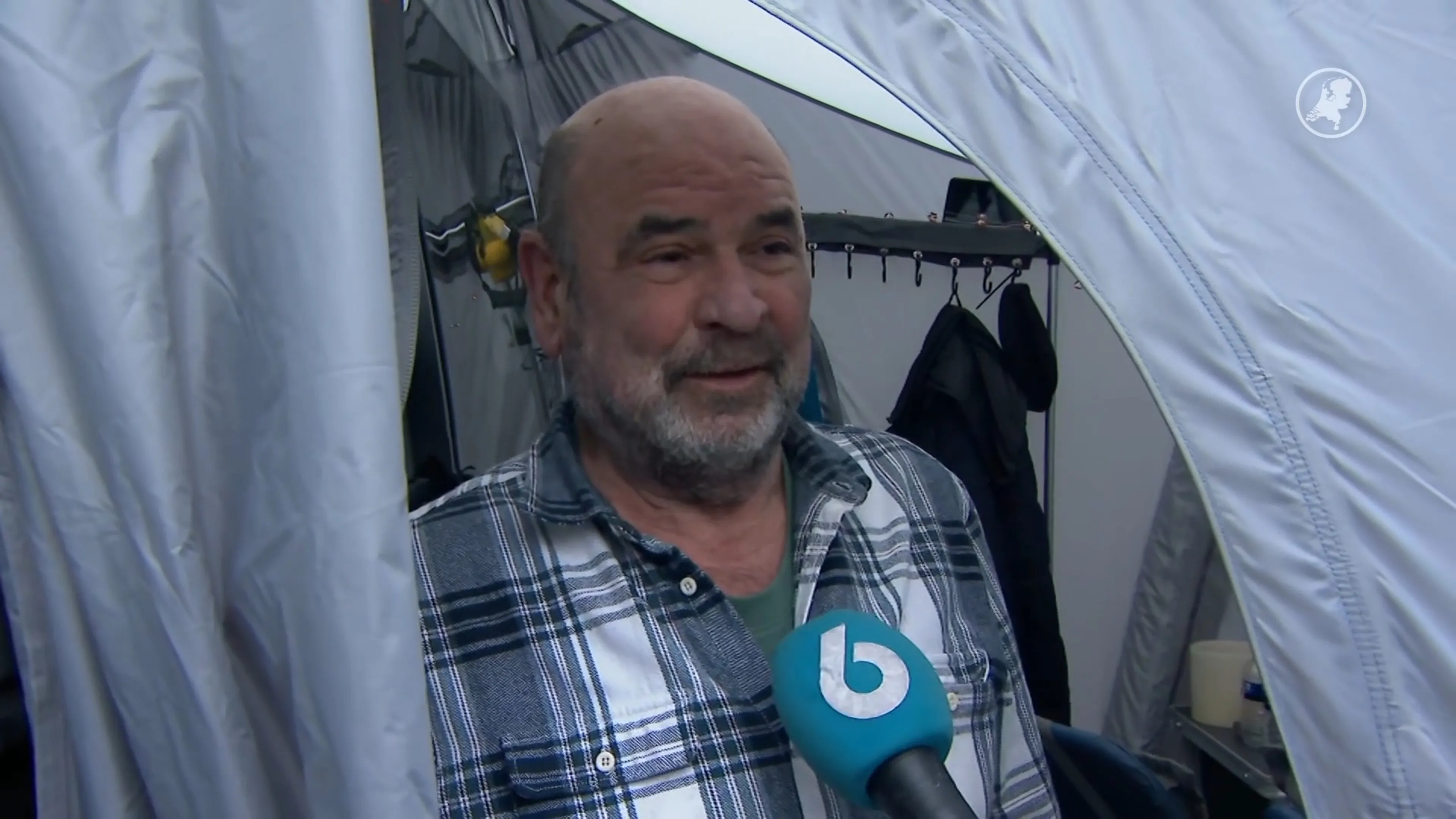Kampeerders houden zichzelf warm op de camping in Ermelo