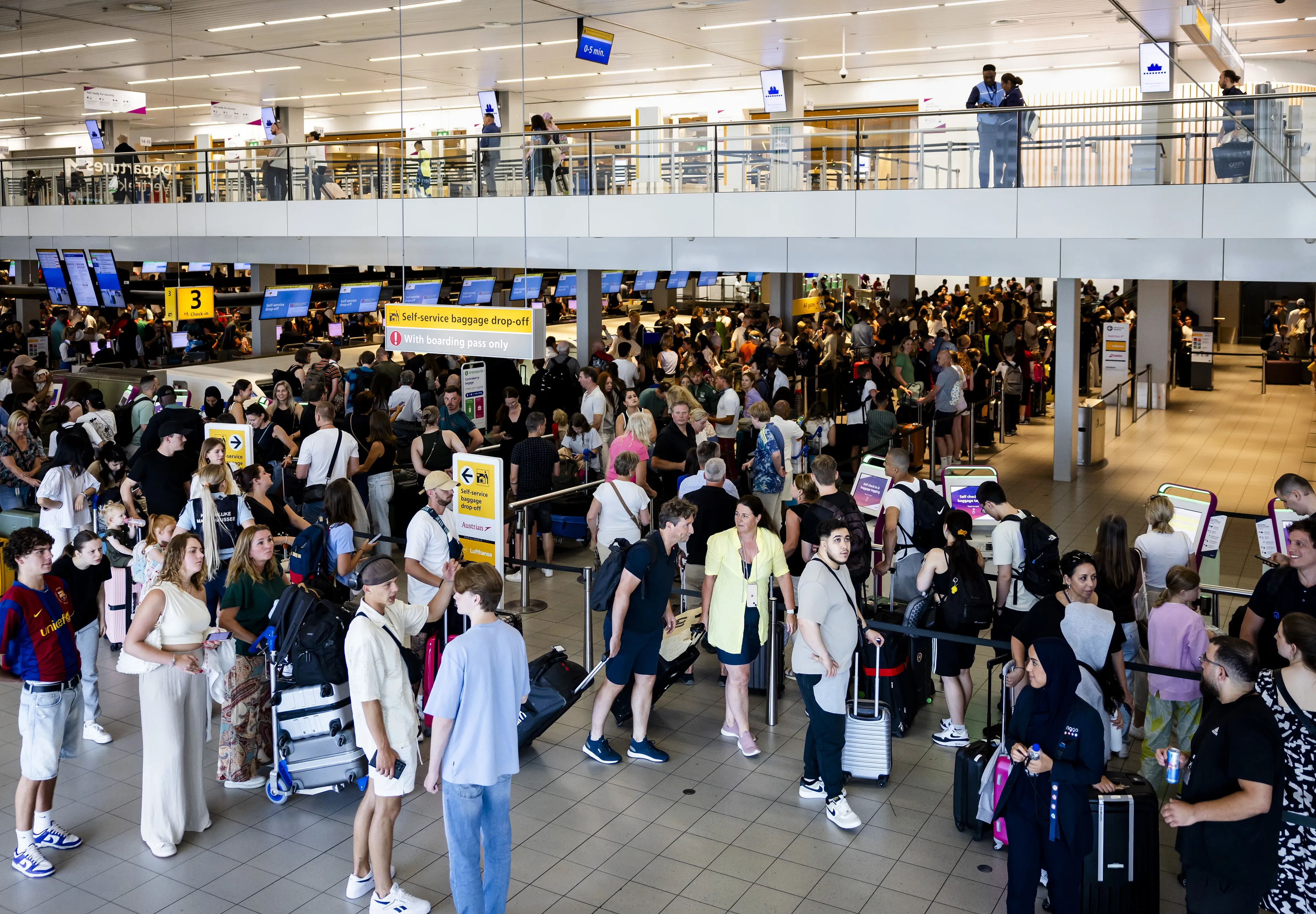 Chaos op Schiphol door storing bij elektronische paspoortcontrole