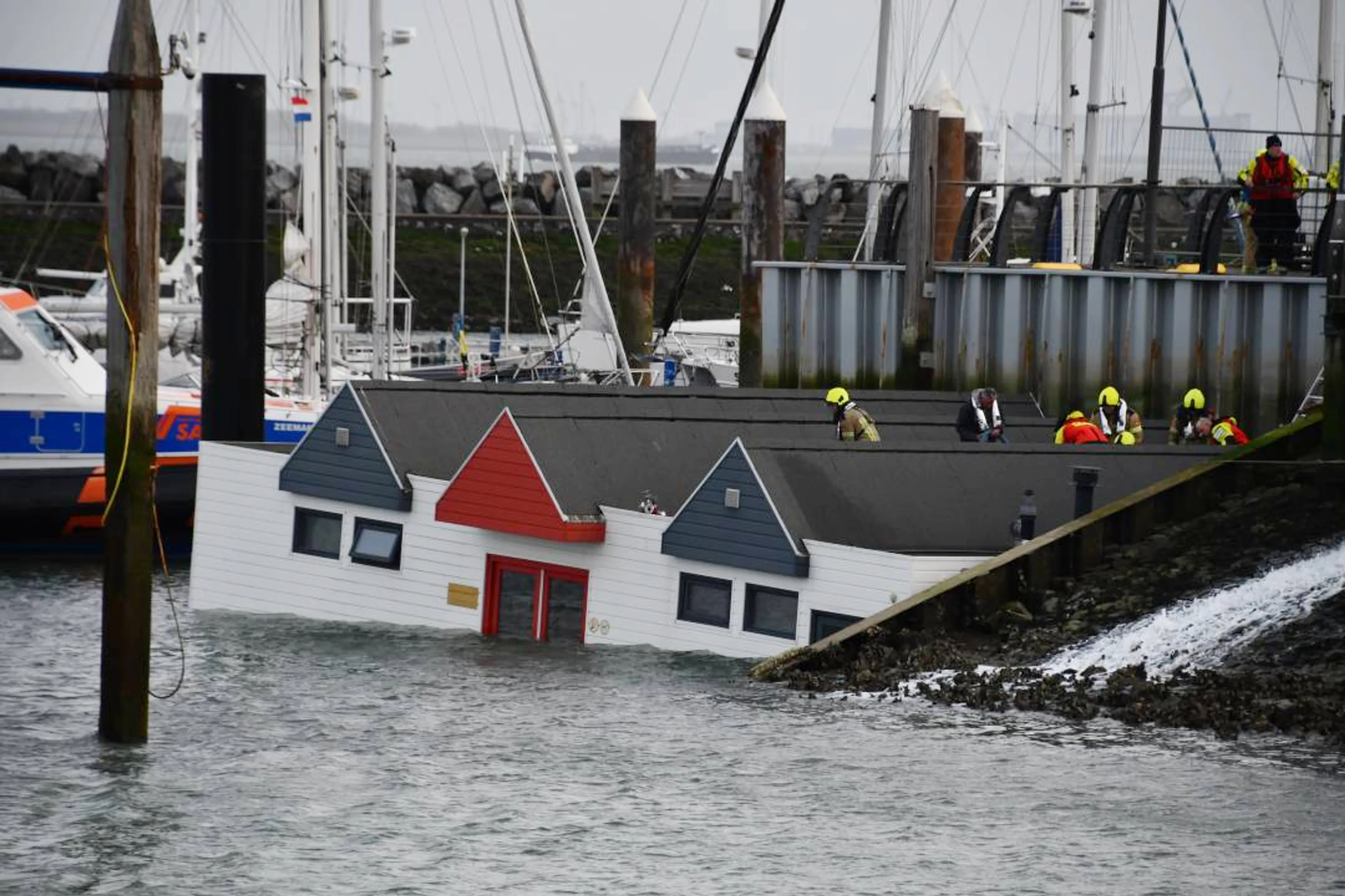 Stront aan de knikker in haven van Breskens: drijvend wc-gebouw raakt onder water
