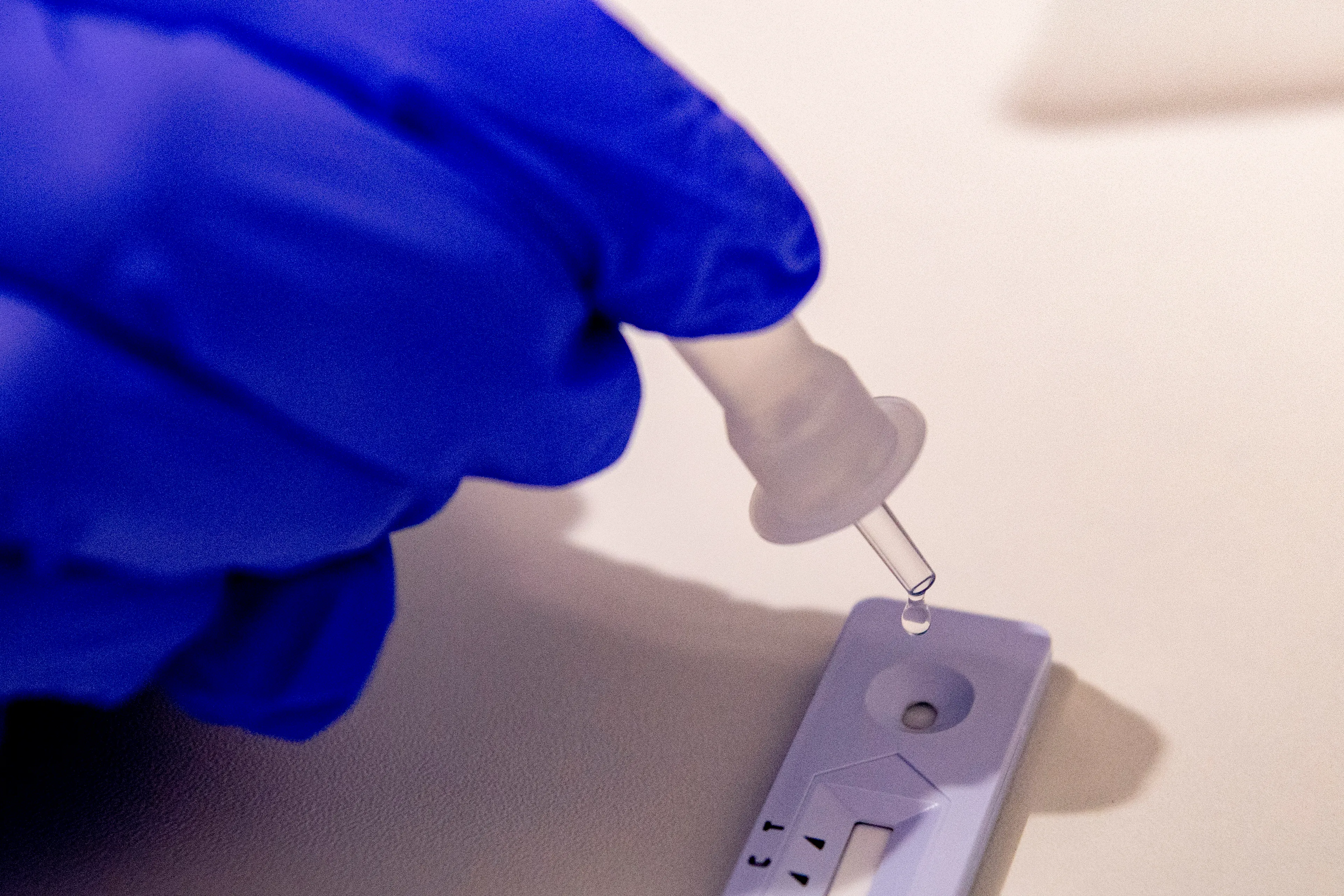 Weer forse stijging van nieuwe coronagevallen, wel minder druk op ic