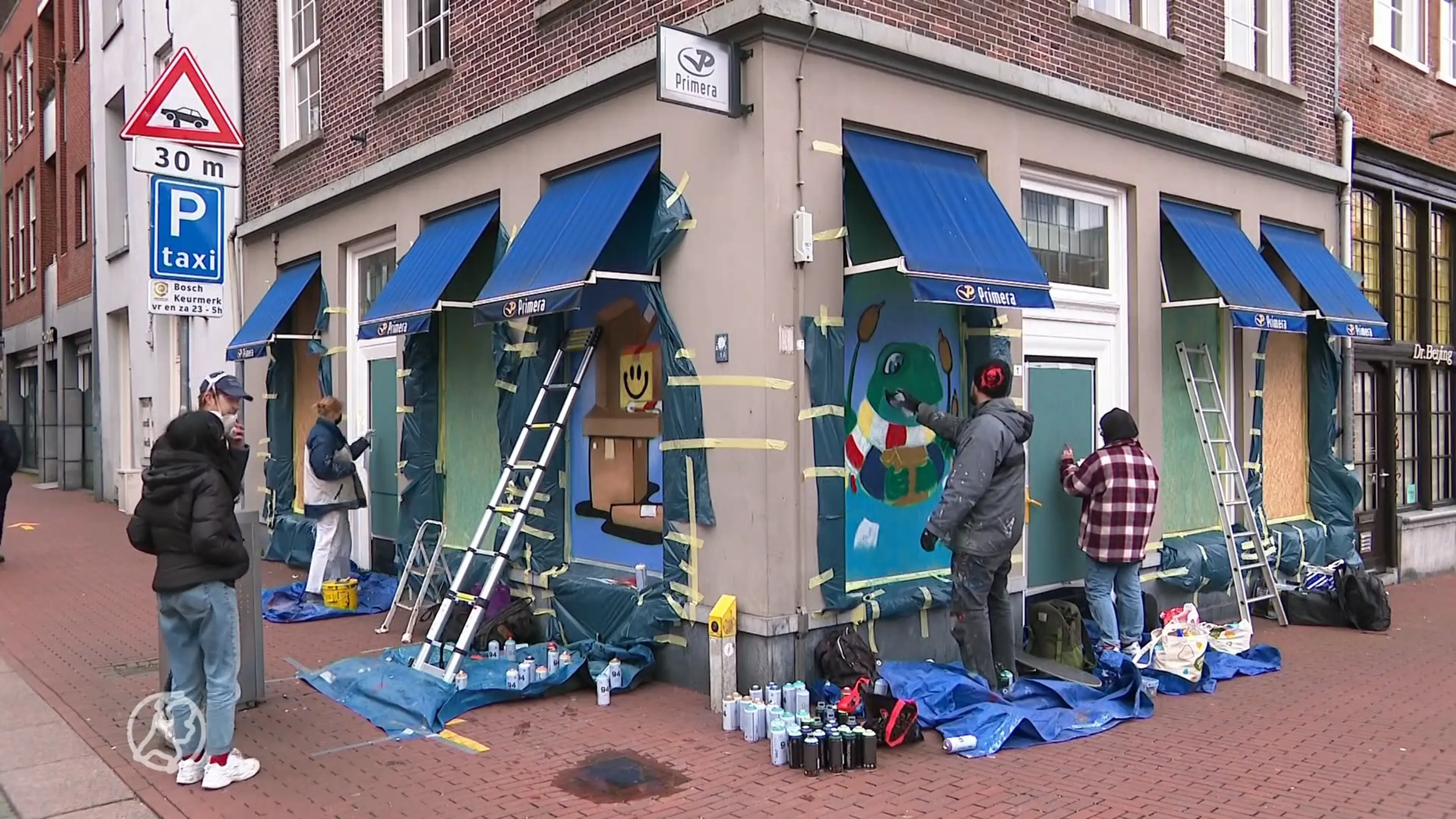Bossche kunstenaars toveren pallets die ondernemers beschermden tijdens rellen om in iets moois