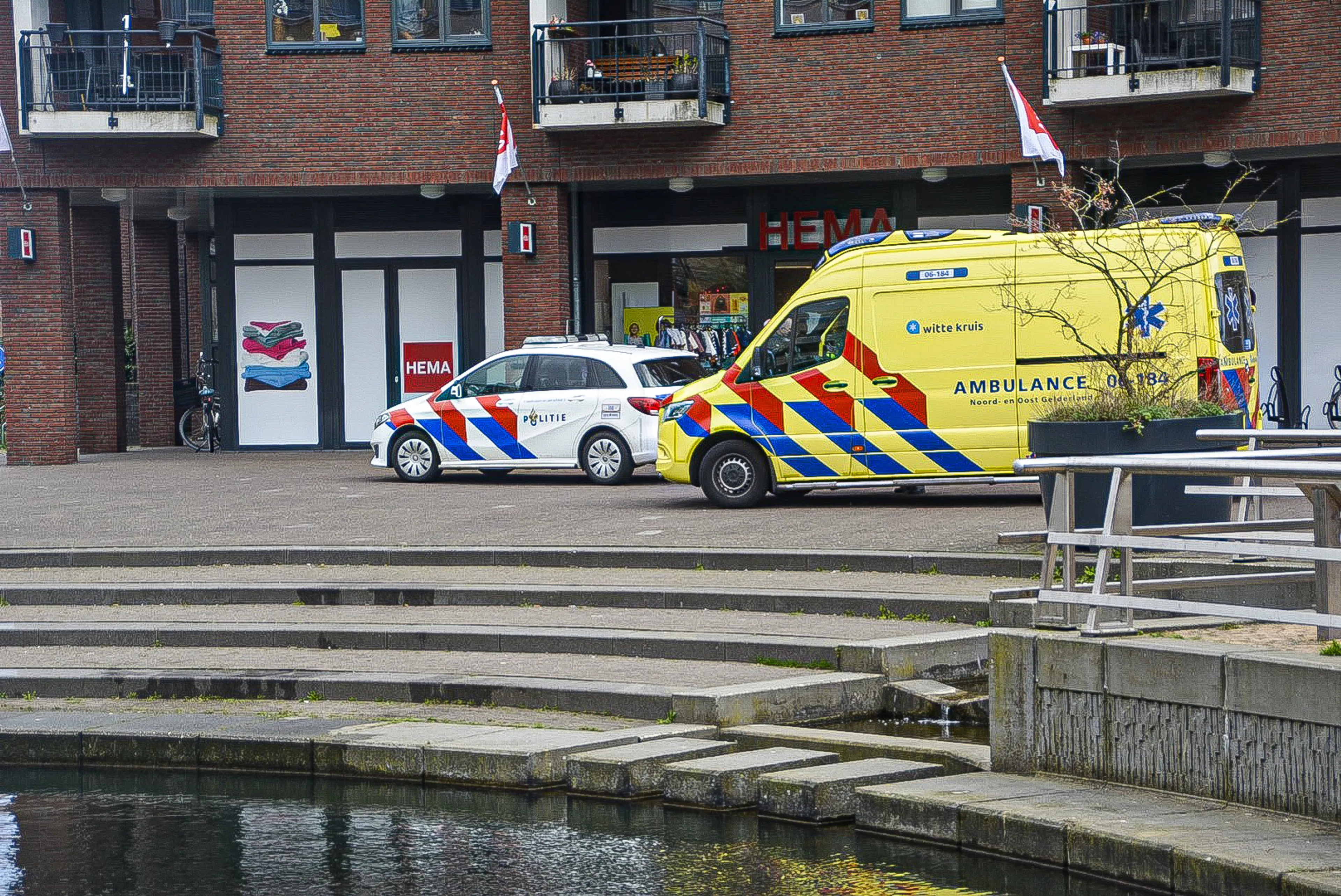 Buggy met baby rolt in vijver tijdens HEMA-bezoek moeder