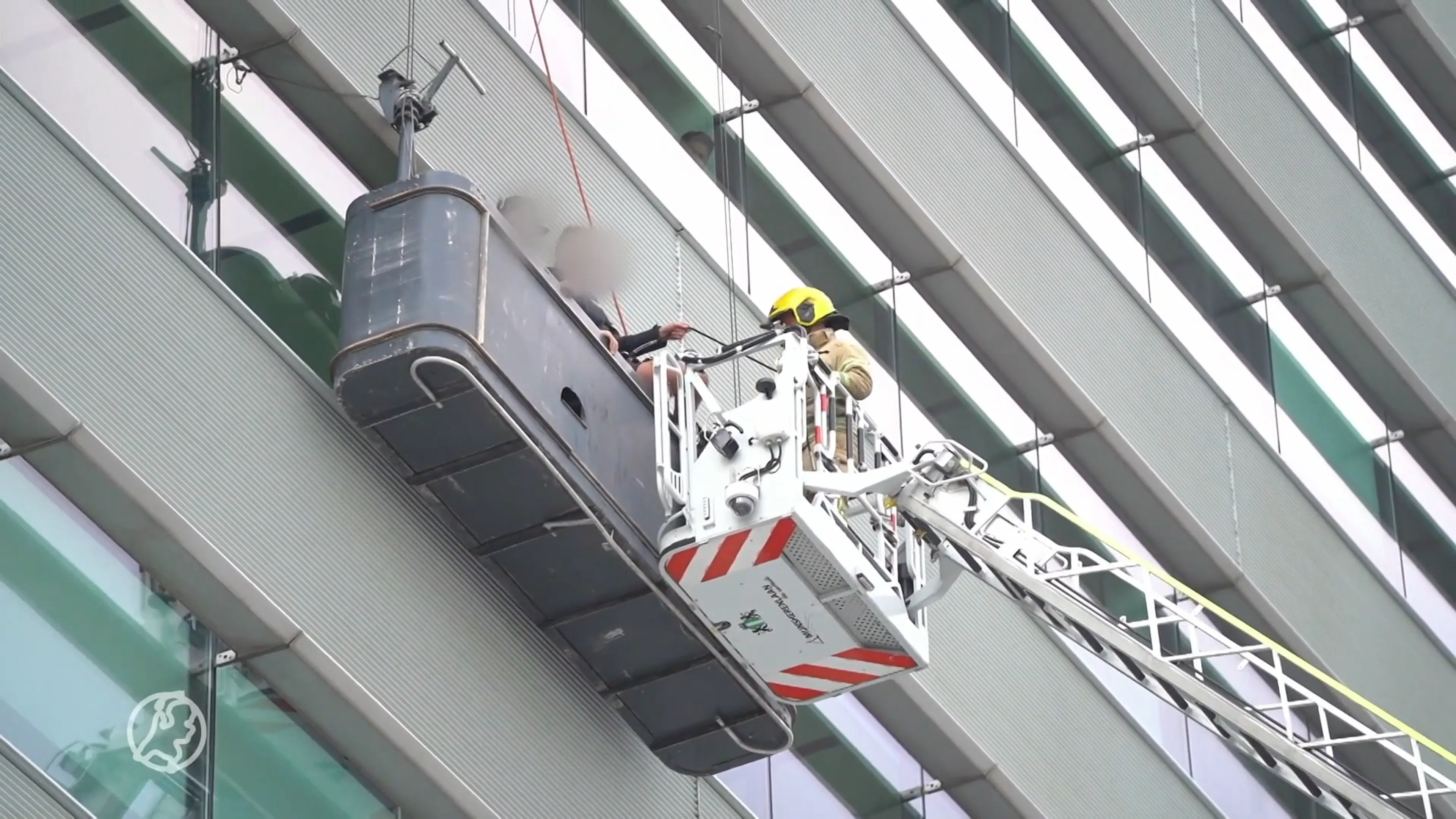 Rotterdamse glazenwassers bungelen op grote hoogte in losgeschoten bakje