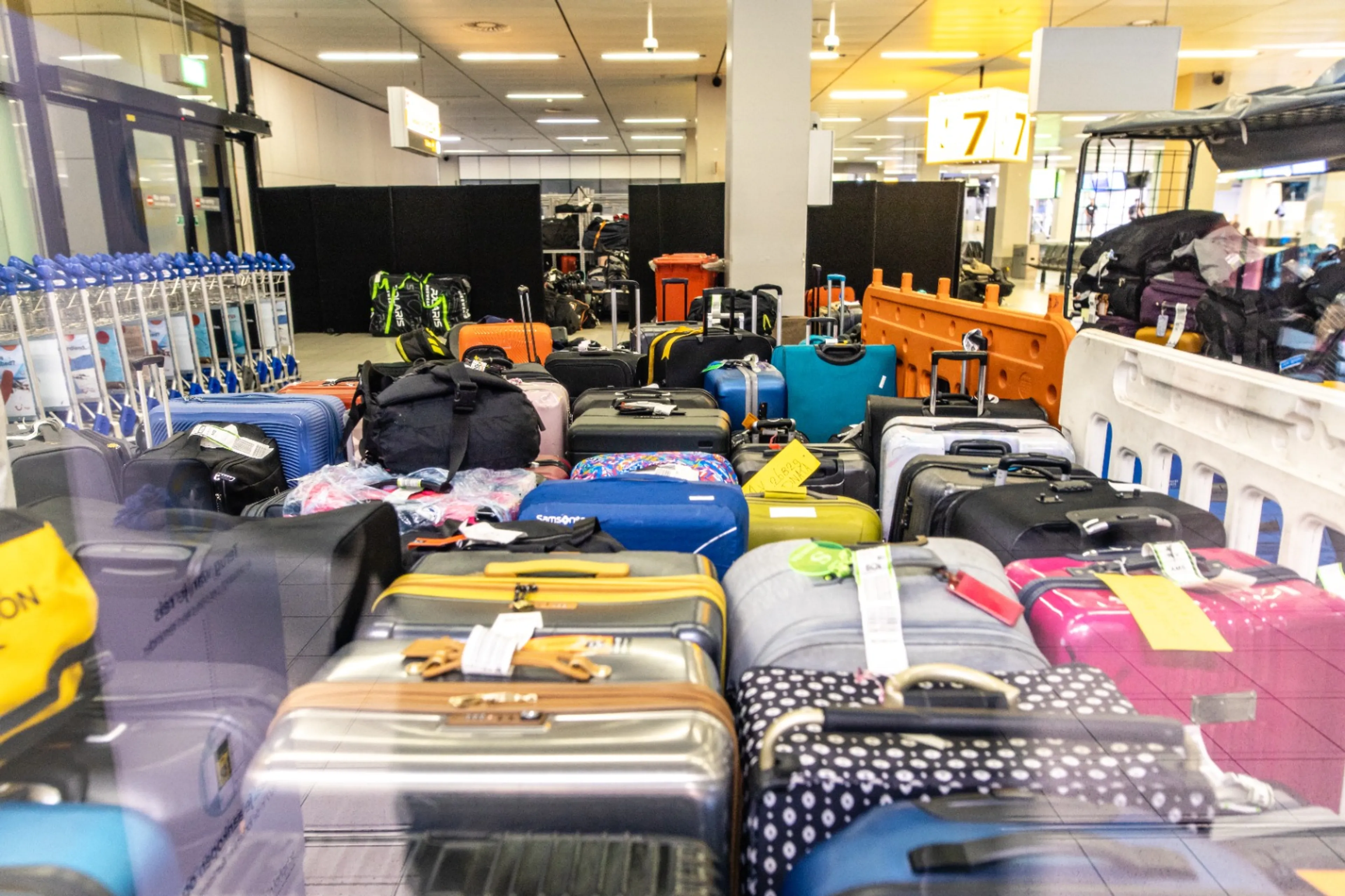 Kofferchaos op Schiphol gaat onverminderd door: 'Al honderden schades en telefoontjes'