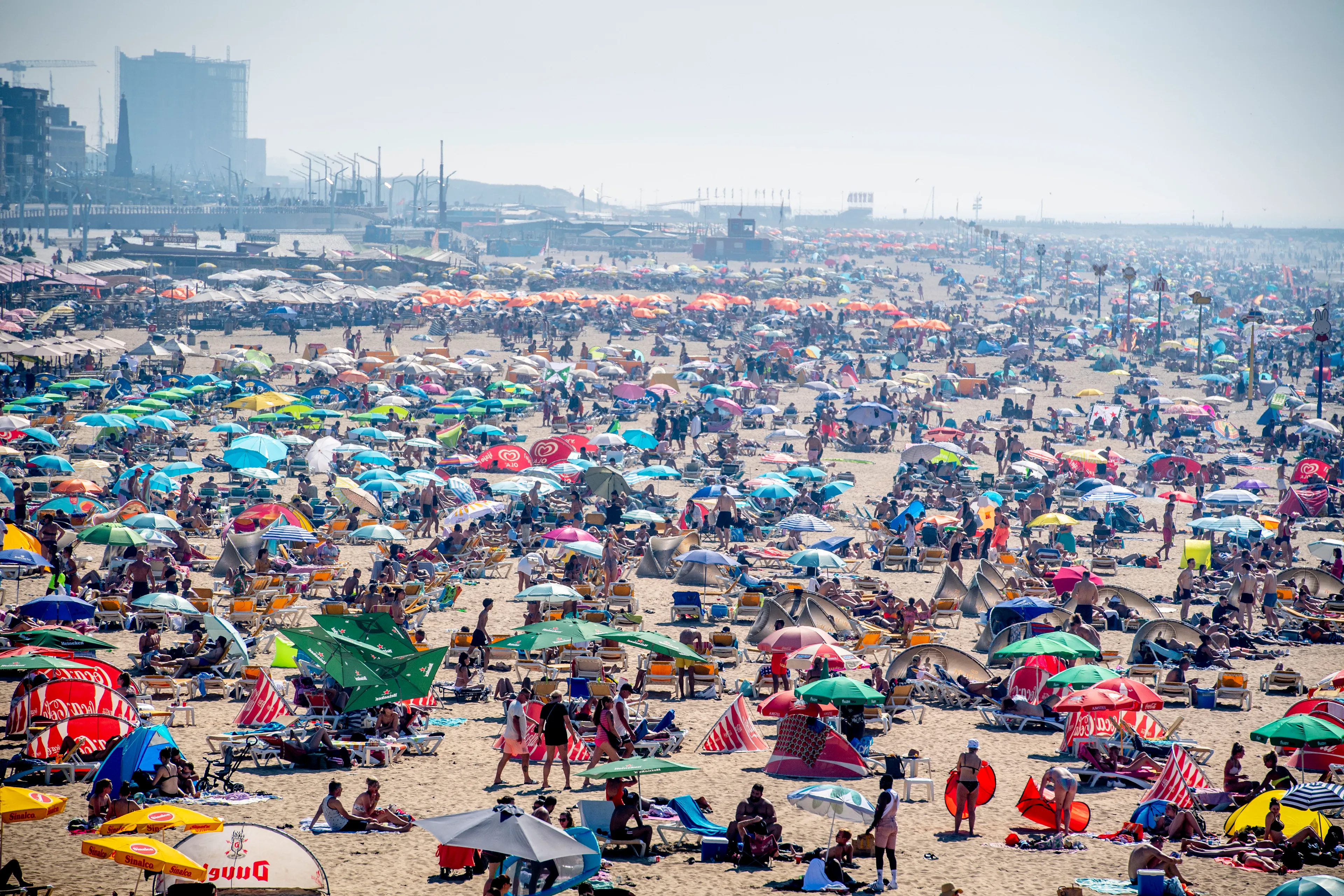 Stranden overvol: 'Kom niet naar Zandvoort, Bloemendaal, Noordwijk, Scheveningen'