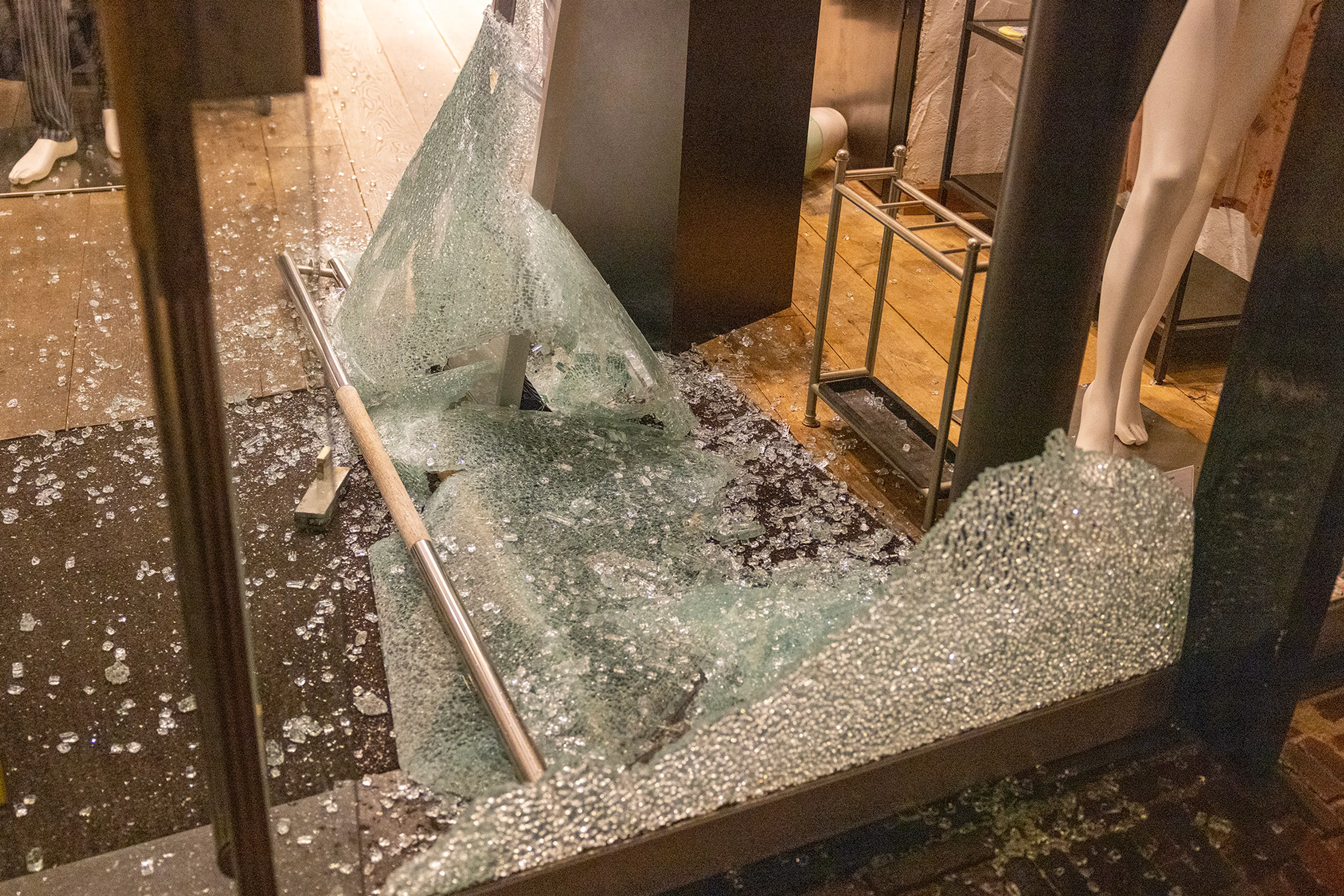 Onderbroeken gejat bij ramkraak op kledingwinkel in Alkmaar