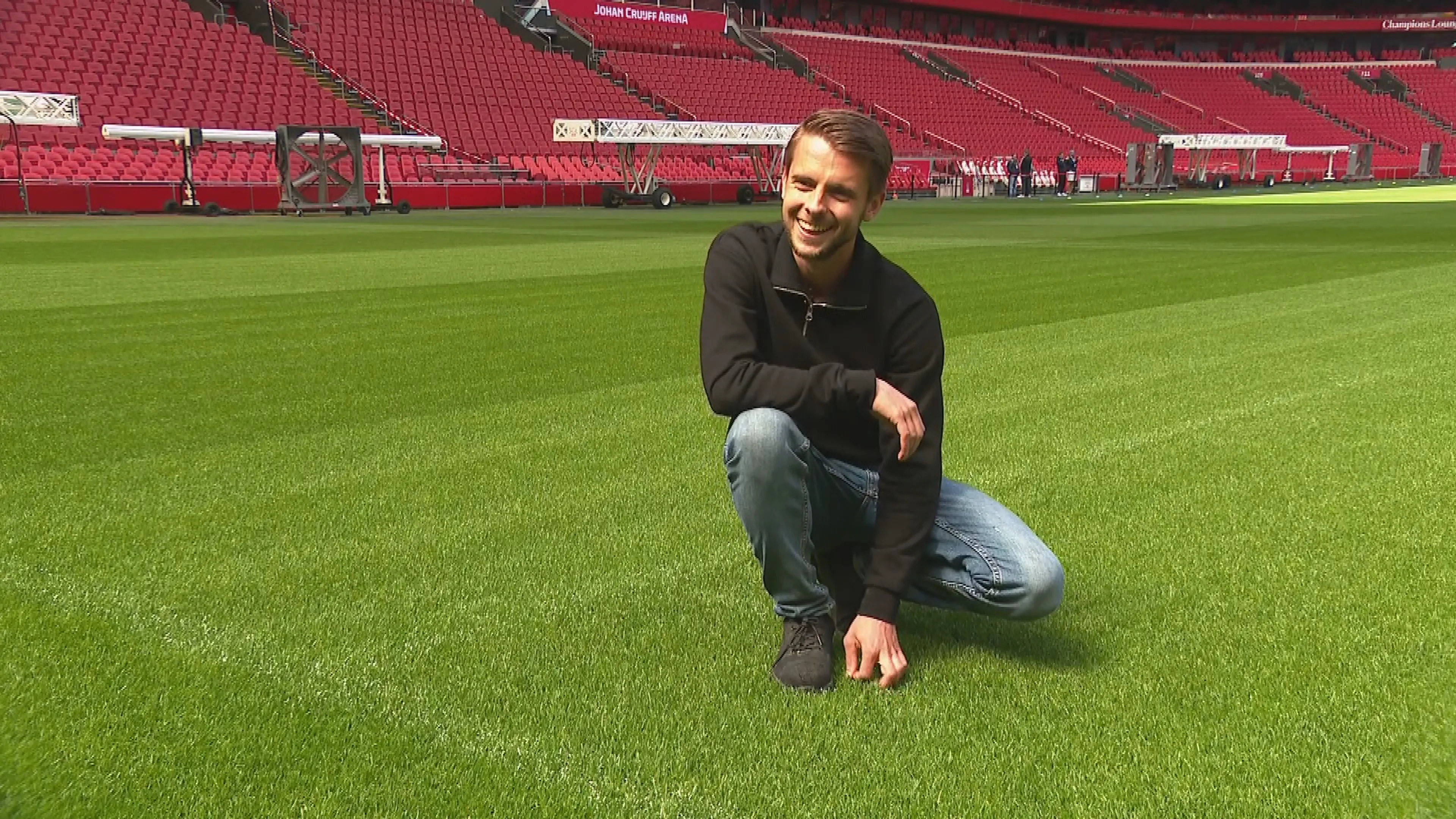 Ajax-fans kunnen nu een stukje heilige grasmat uit de ArenA bemachtigen