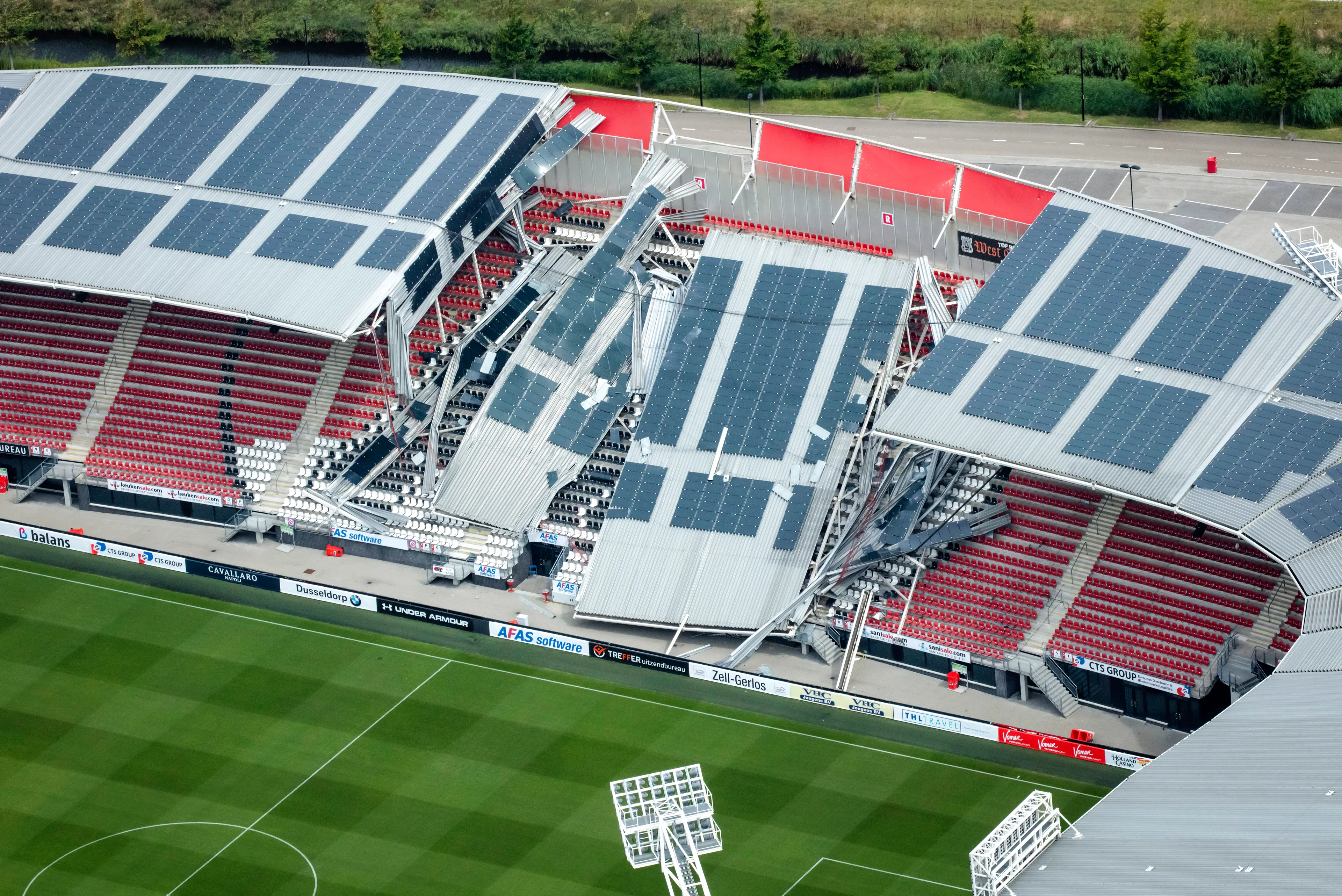 'Dak van AFAS Stadion kort na de opening al verzwakt door storm'