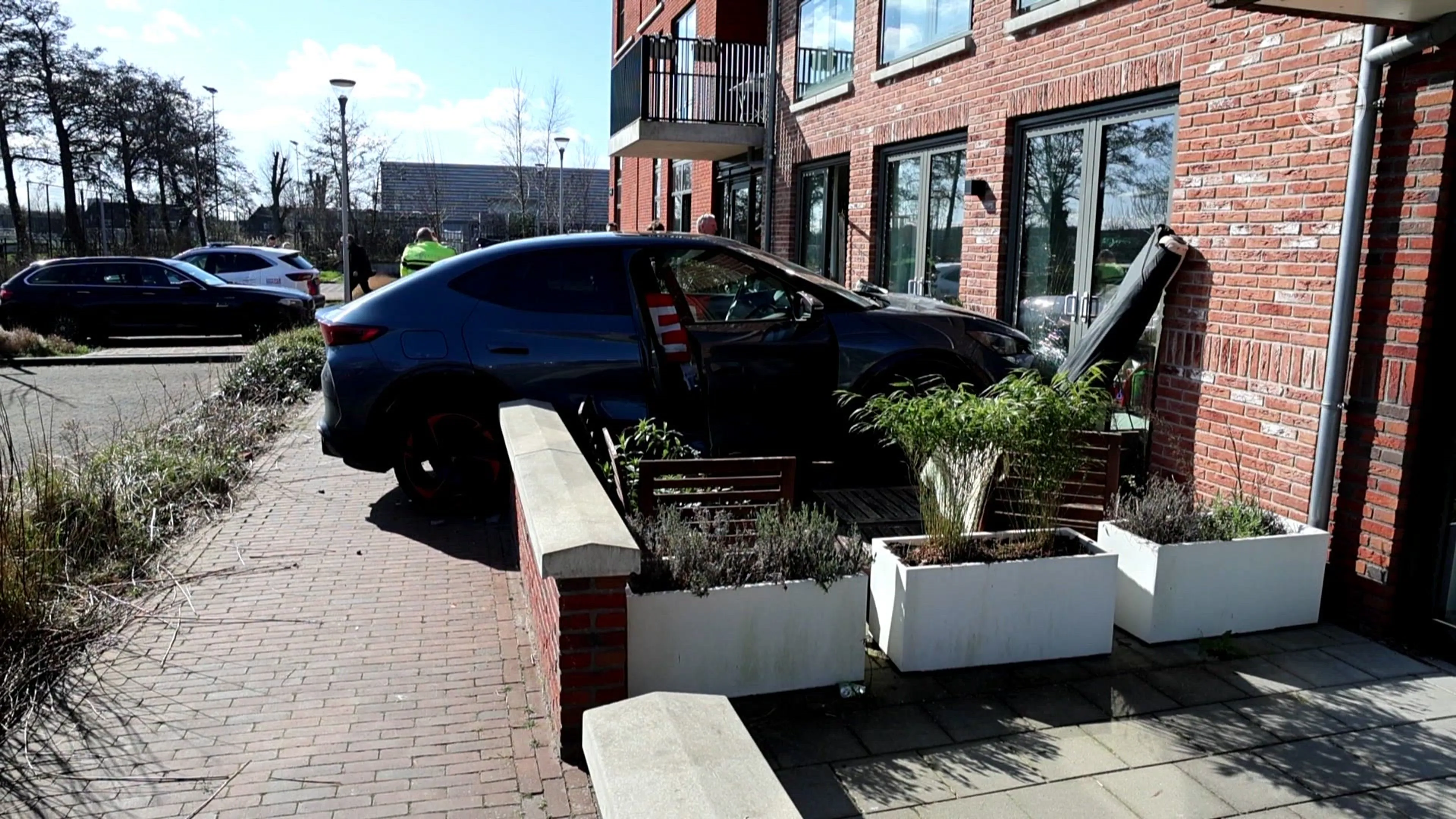 Automobilist rijdt dwars door muur van tuin en knalt tegen woning