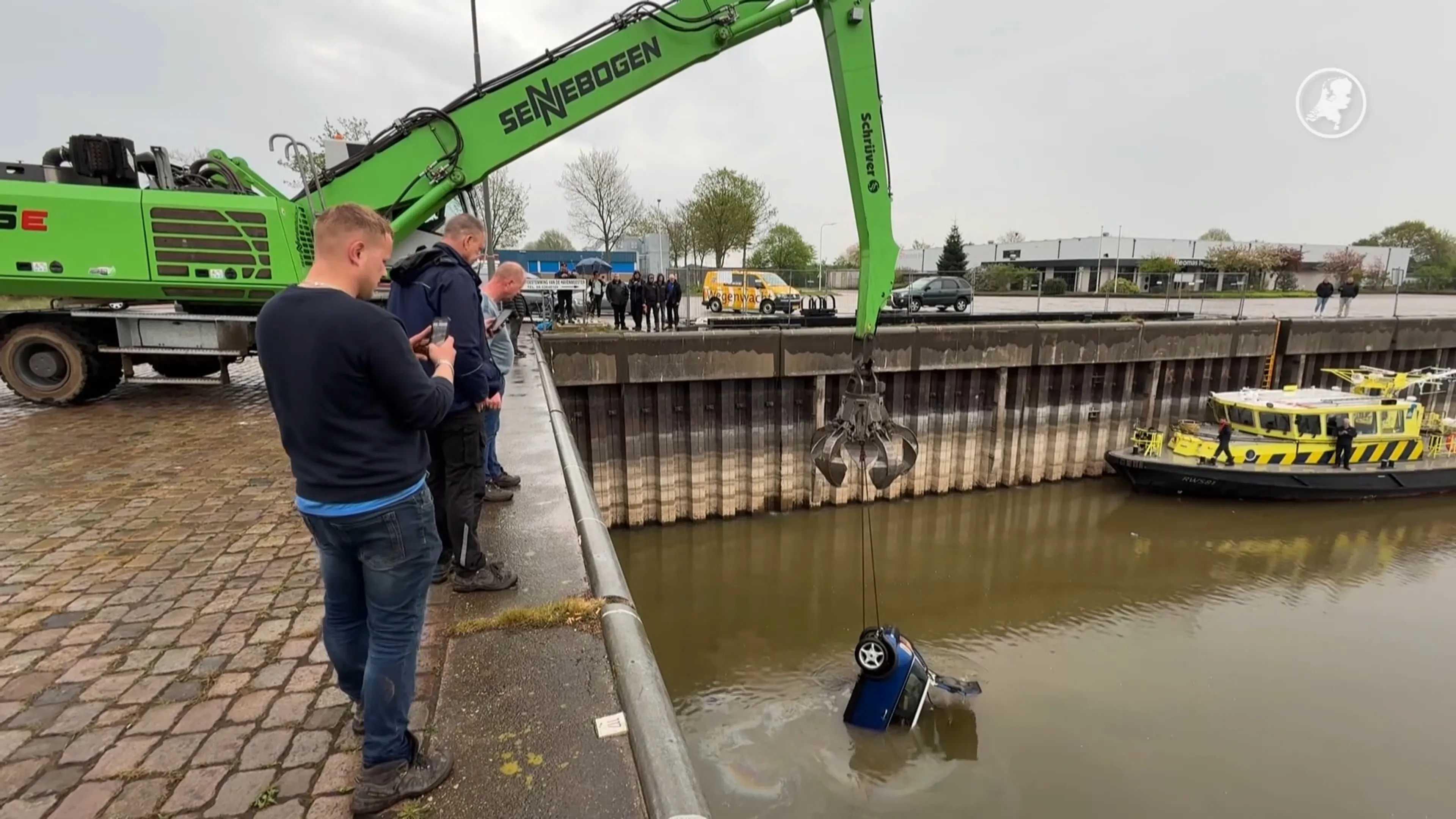 Auto belandt in water bij Loshaven in Zutphen