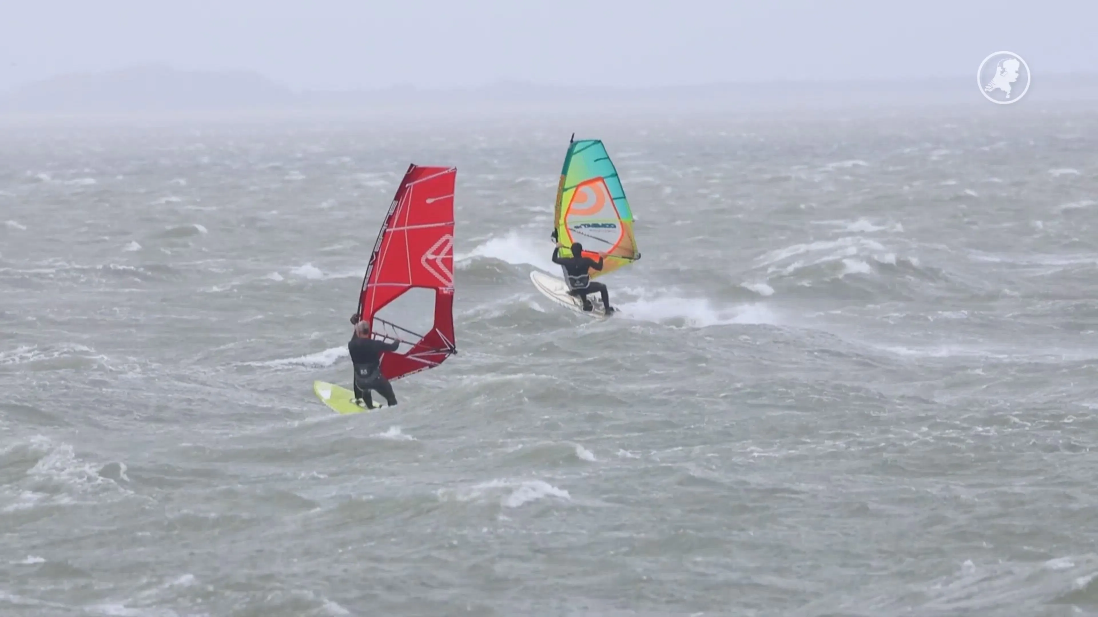 Windsurfers wagen zich tijdens storm Boelo op woeste Noordzee
