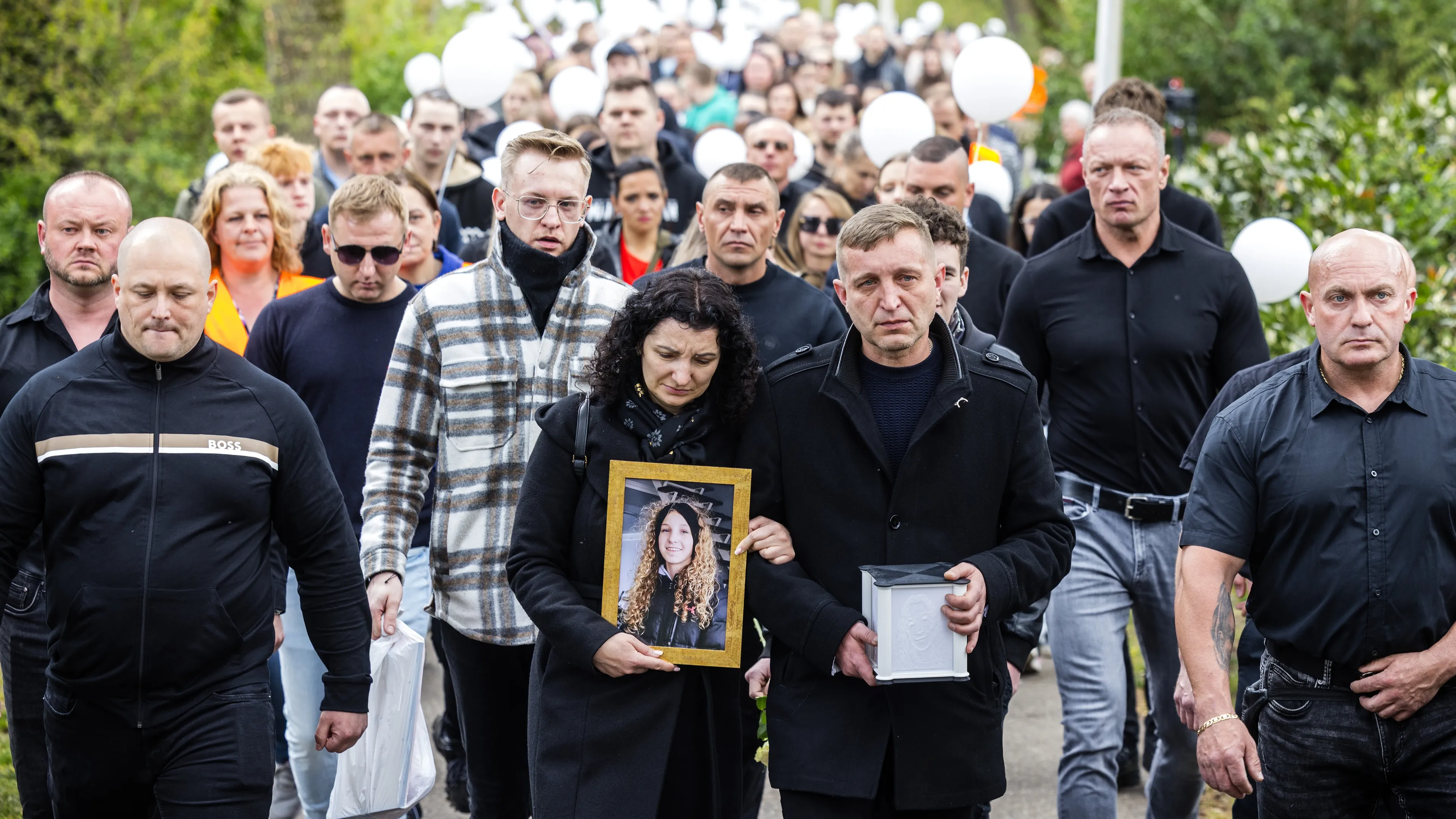 Grote opkomst bij stille tocht voor Nina (14) die uit het leven stapte na pesterijen