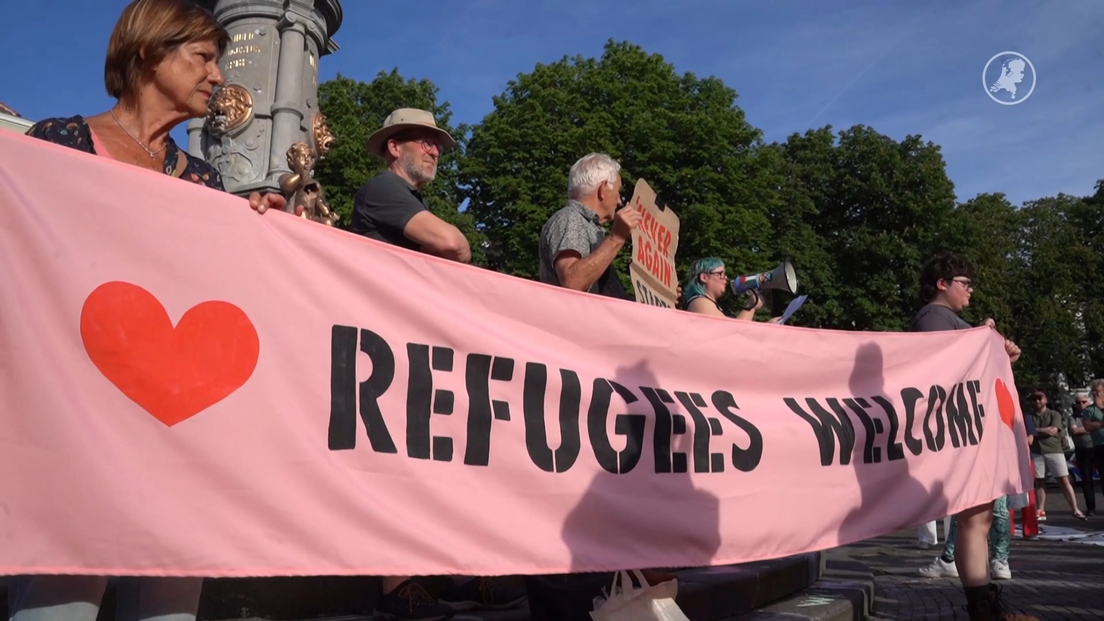 Voor- en tegenstanders staan tegenover elkaar bij azc-protest in Deventer