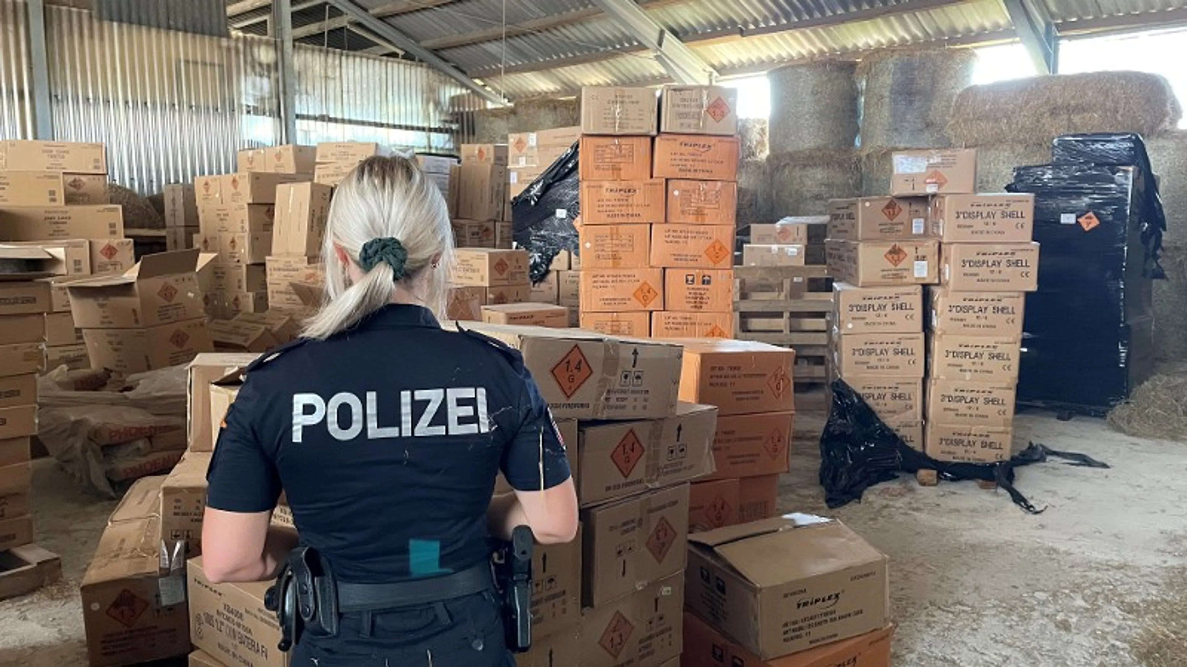Flinke vangst: politie onderschept 350.000 kilo illegaal vuurwerk bestemd voor Nederlandse markt