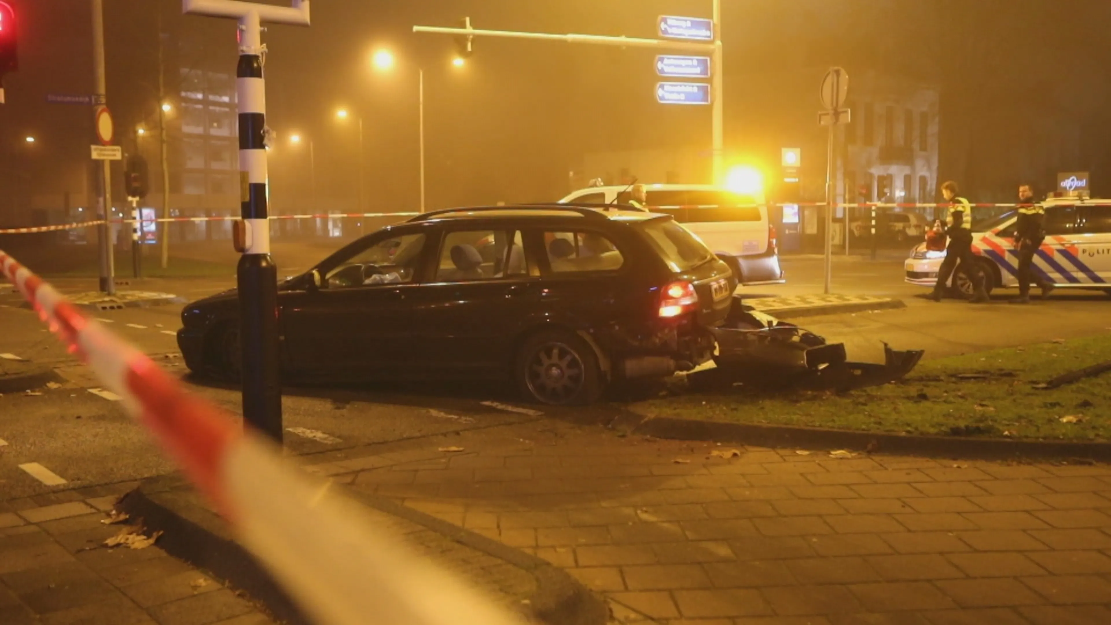 Automobilist rijdt in op groep vrouwen en vlucht