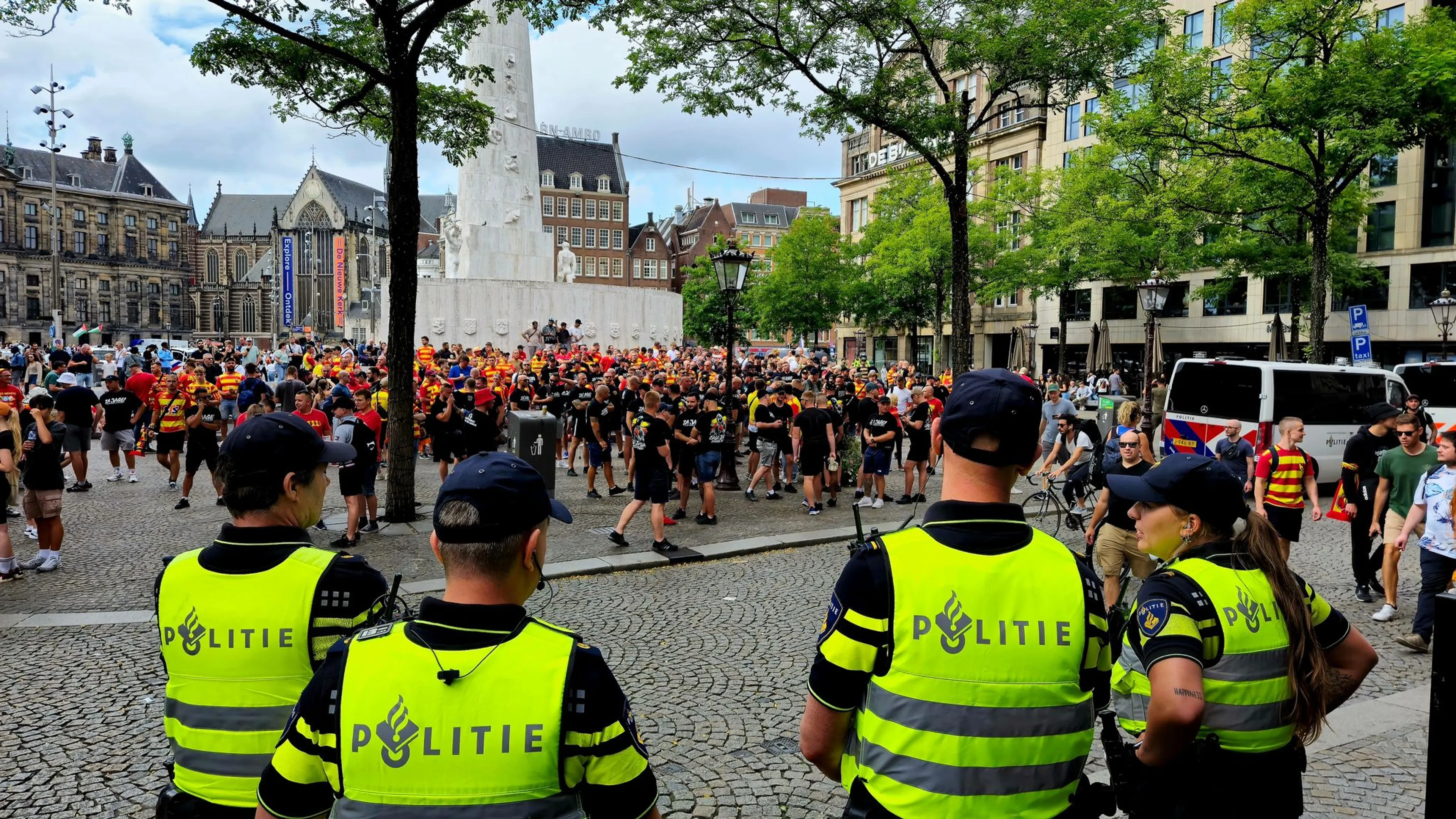 Onrust tussen voetbalsupporters op de Dam, veiligheidsrisicogebied rond Arena