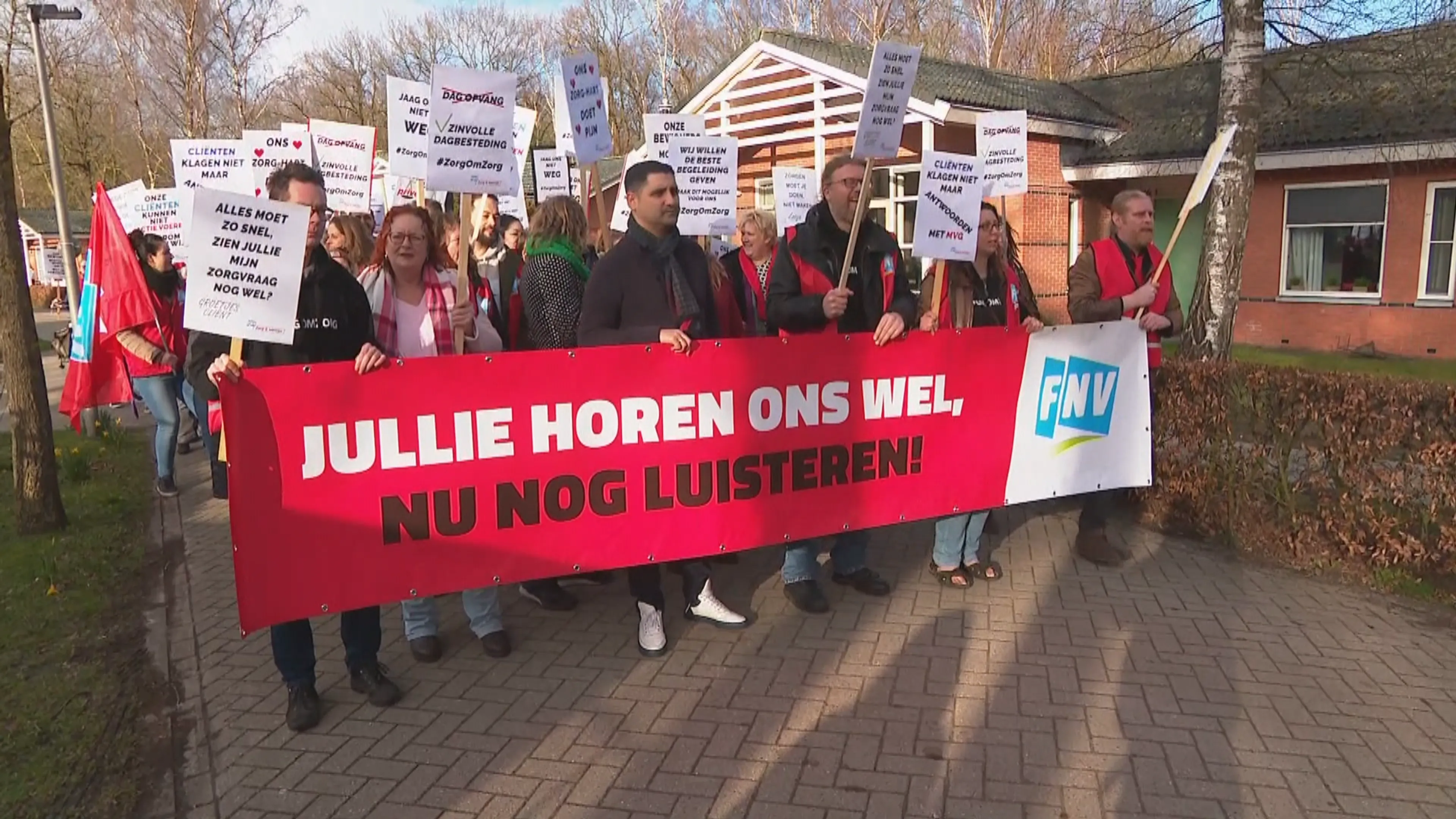 Medewerkers houden protestmars bij Baarnse zorginstelling Amerpoort