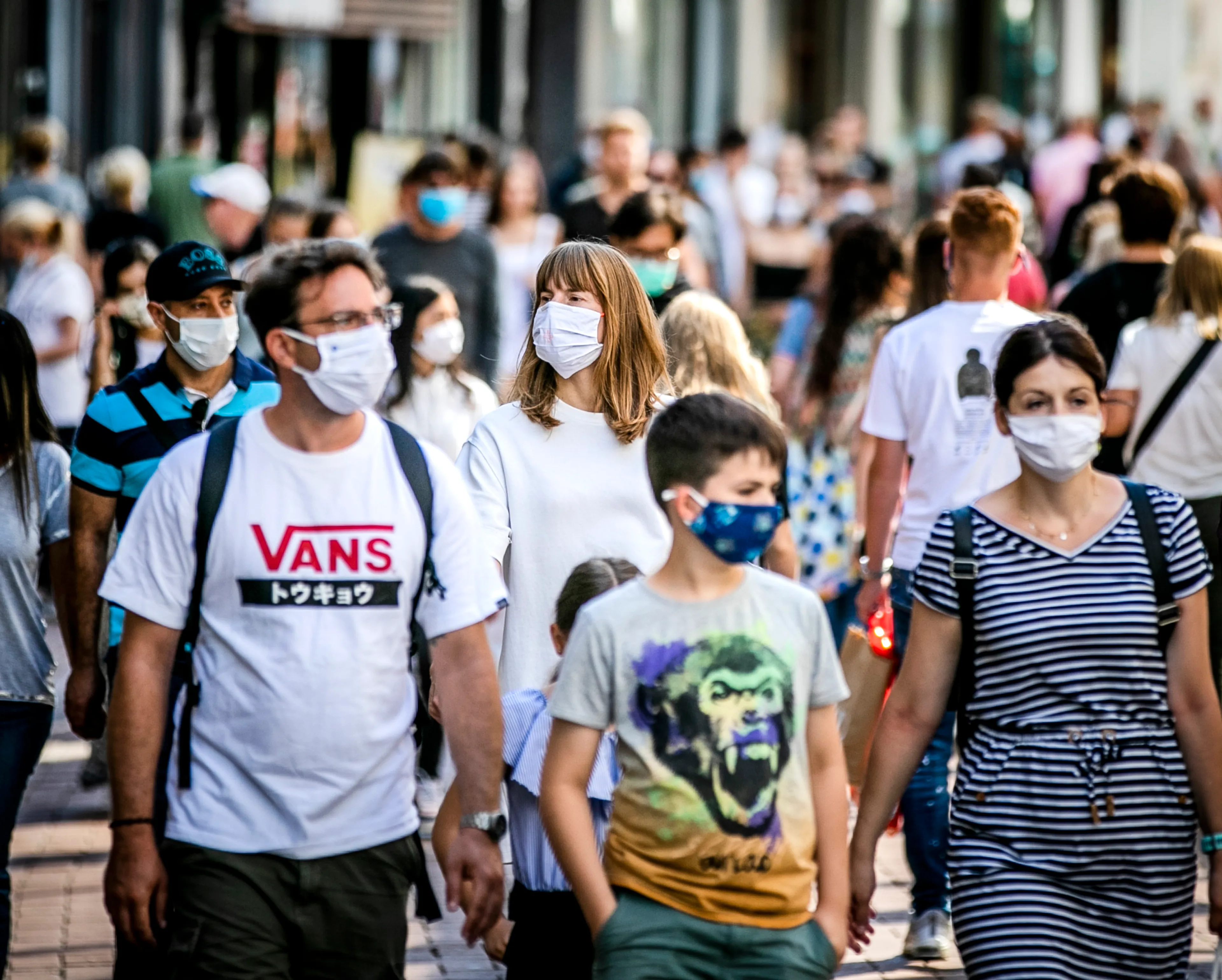Viruswaarheid verliest rechtszaak, mondkapjesplicht blijft van kracht in Amsterdam