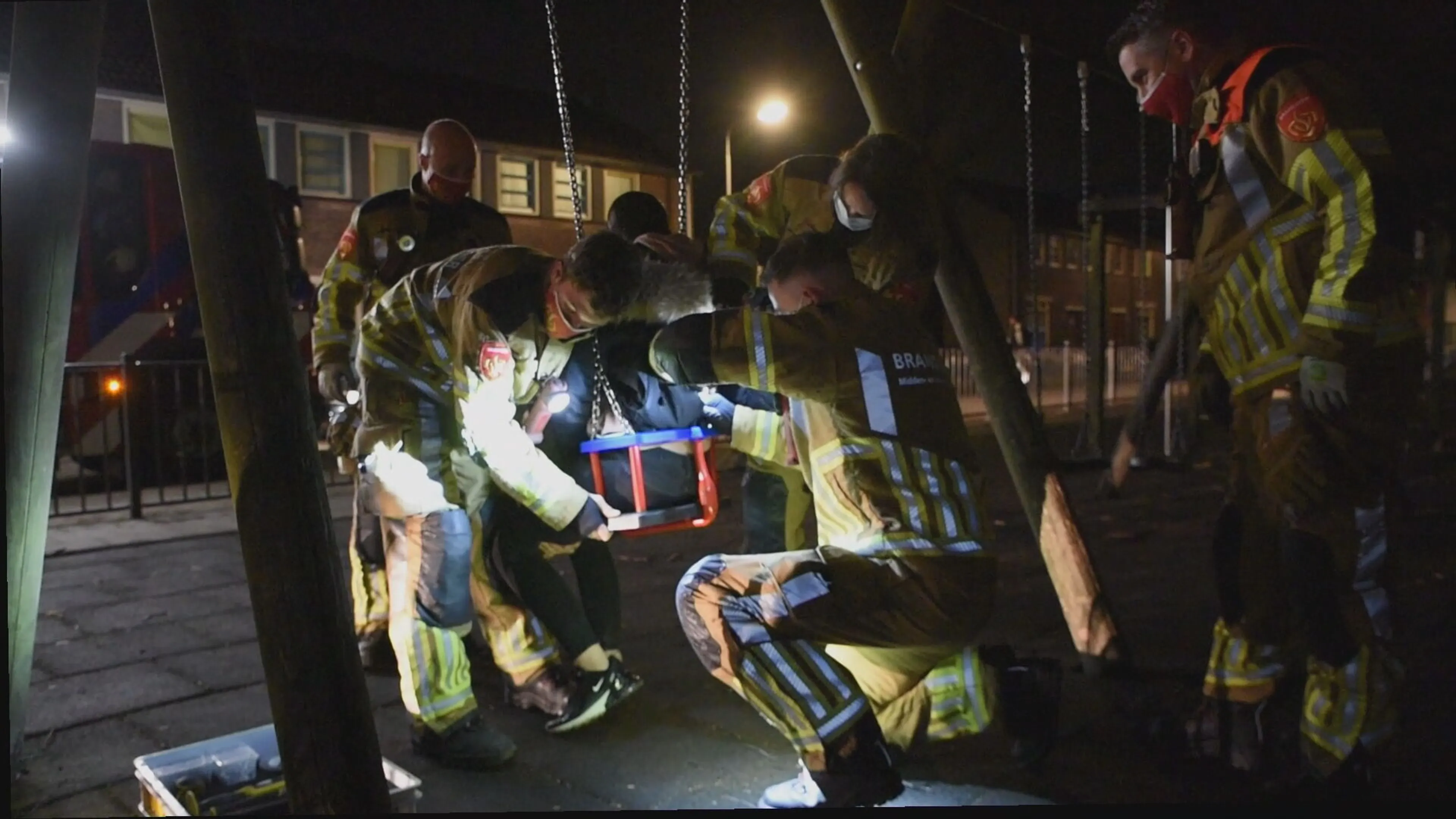 Meisje (14) blijkt iets te oud om te schommelen, brandweer gebeld