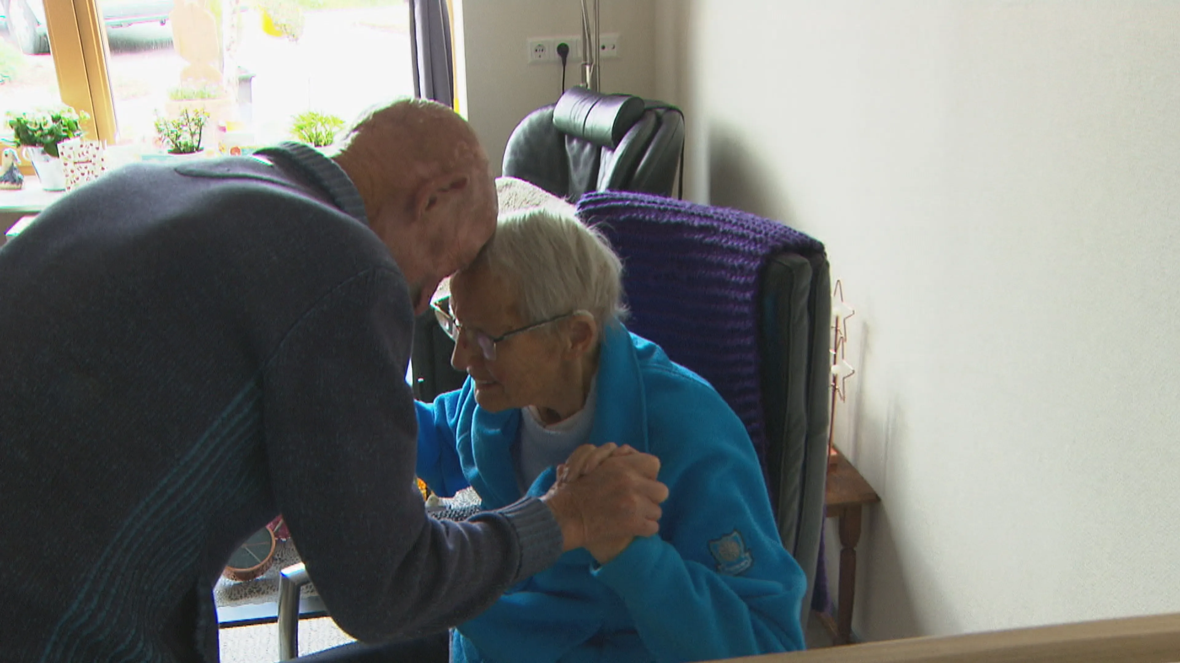 Broer Jan (97) en zus Jaantje (92) na bijna halfjaar weer herenigd met elkaar
