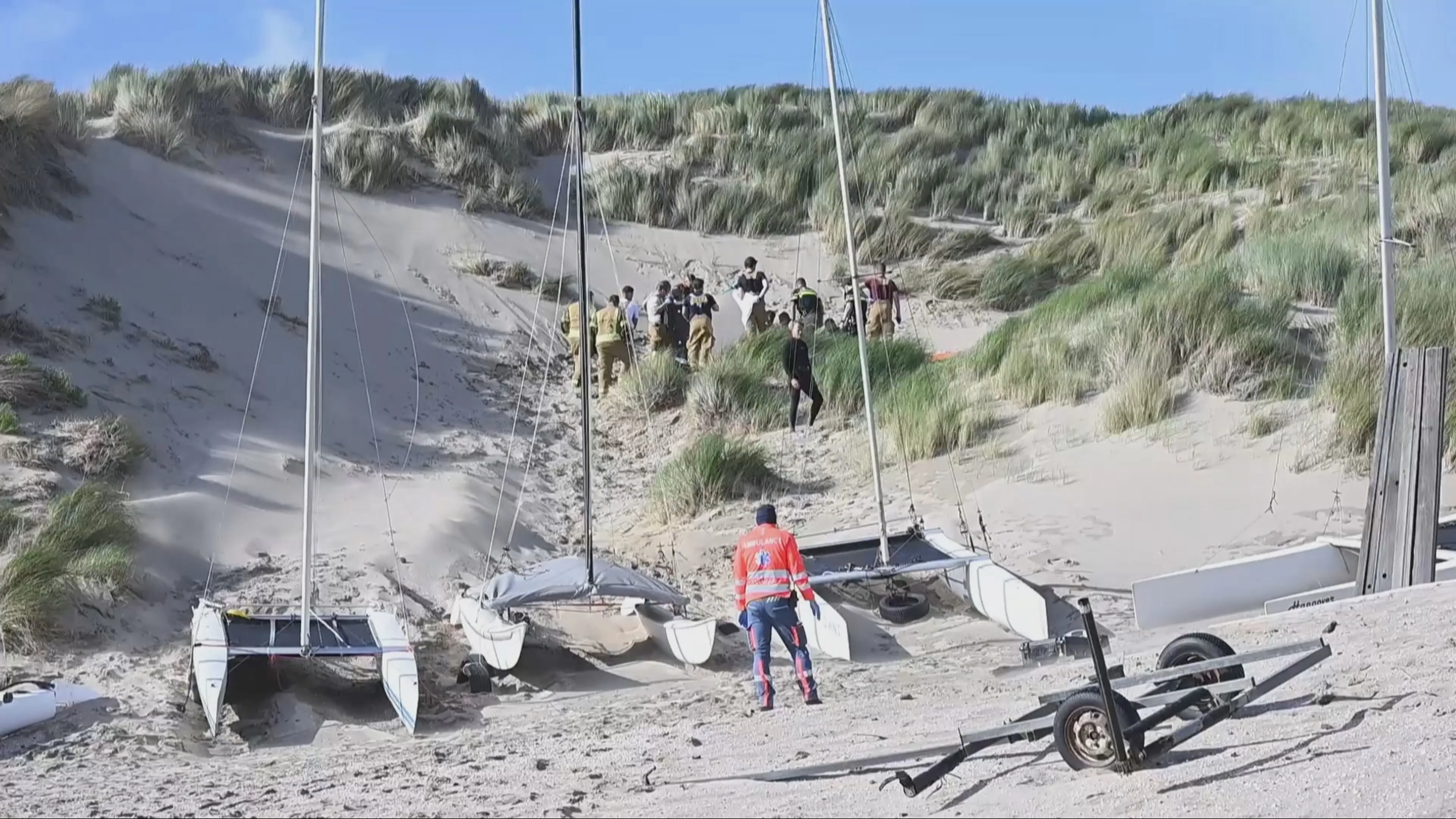 Kitesurfer overleden door val in duinen van strand Rockanje