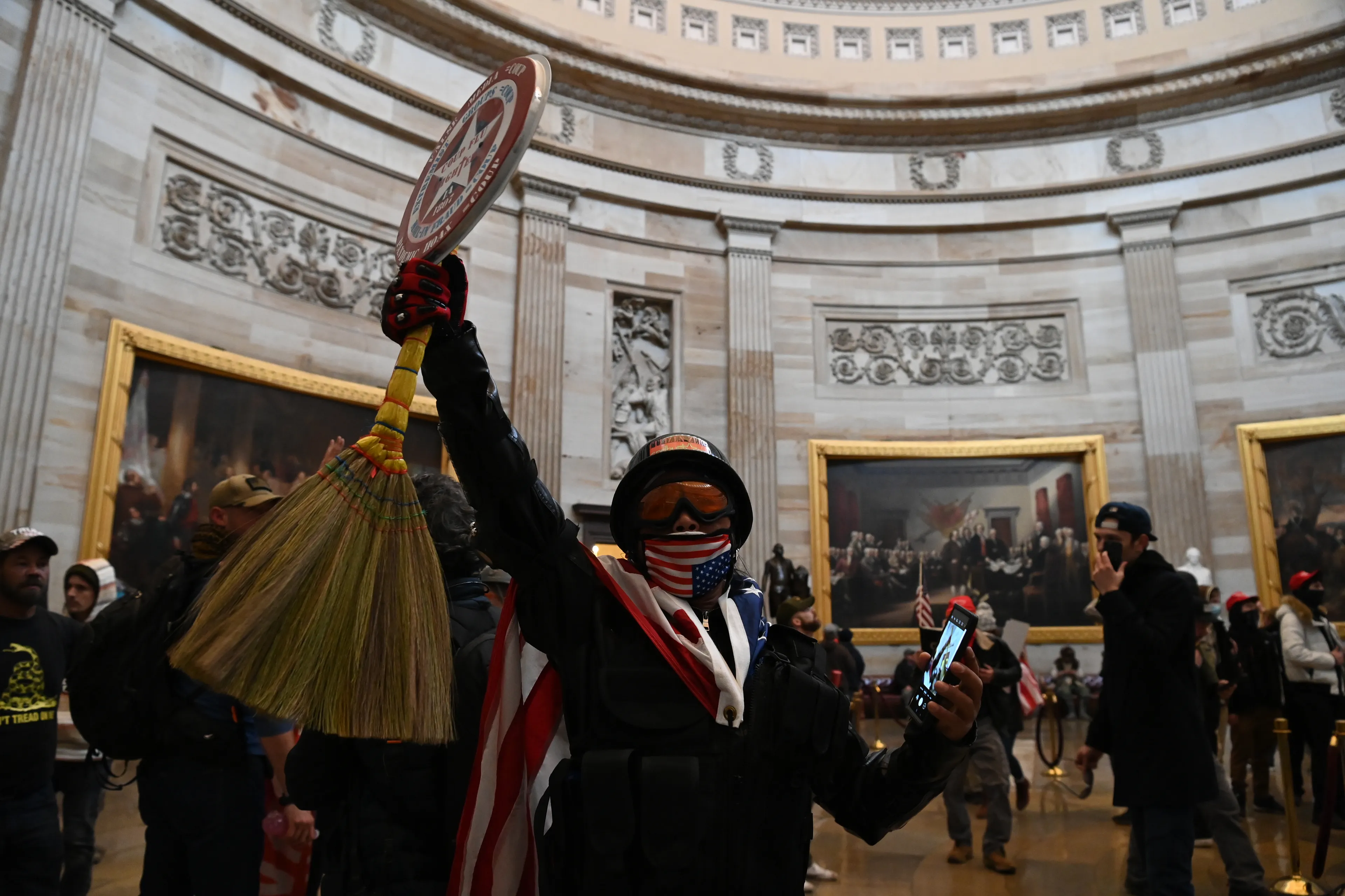 Trump-aanhangers dringen Capitool binnen: Nederland kijkt in spanning naar bizarre situatie in Washington