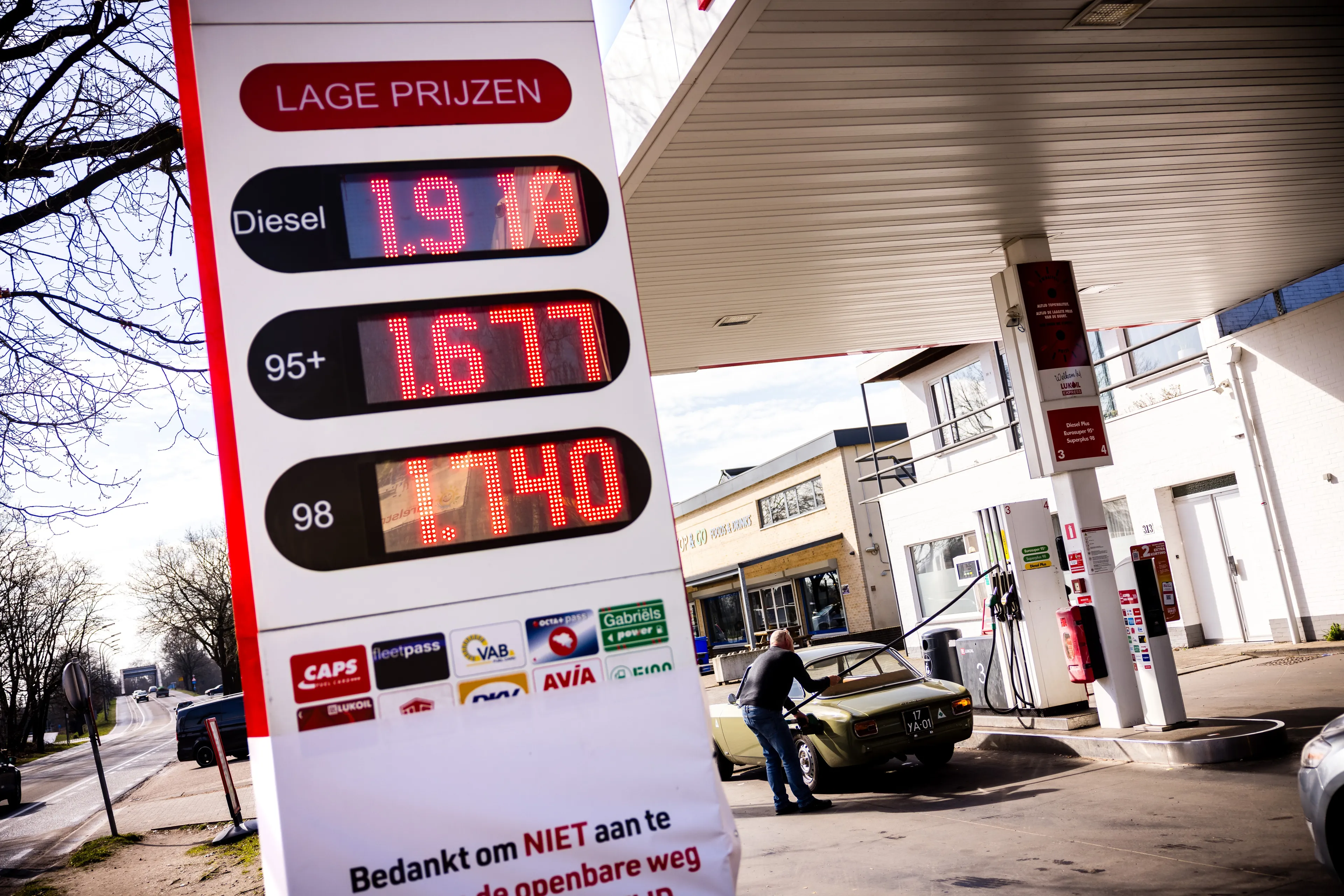 Prijzen aan de pomp opnieuw fors hoger: dit betaal je nu