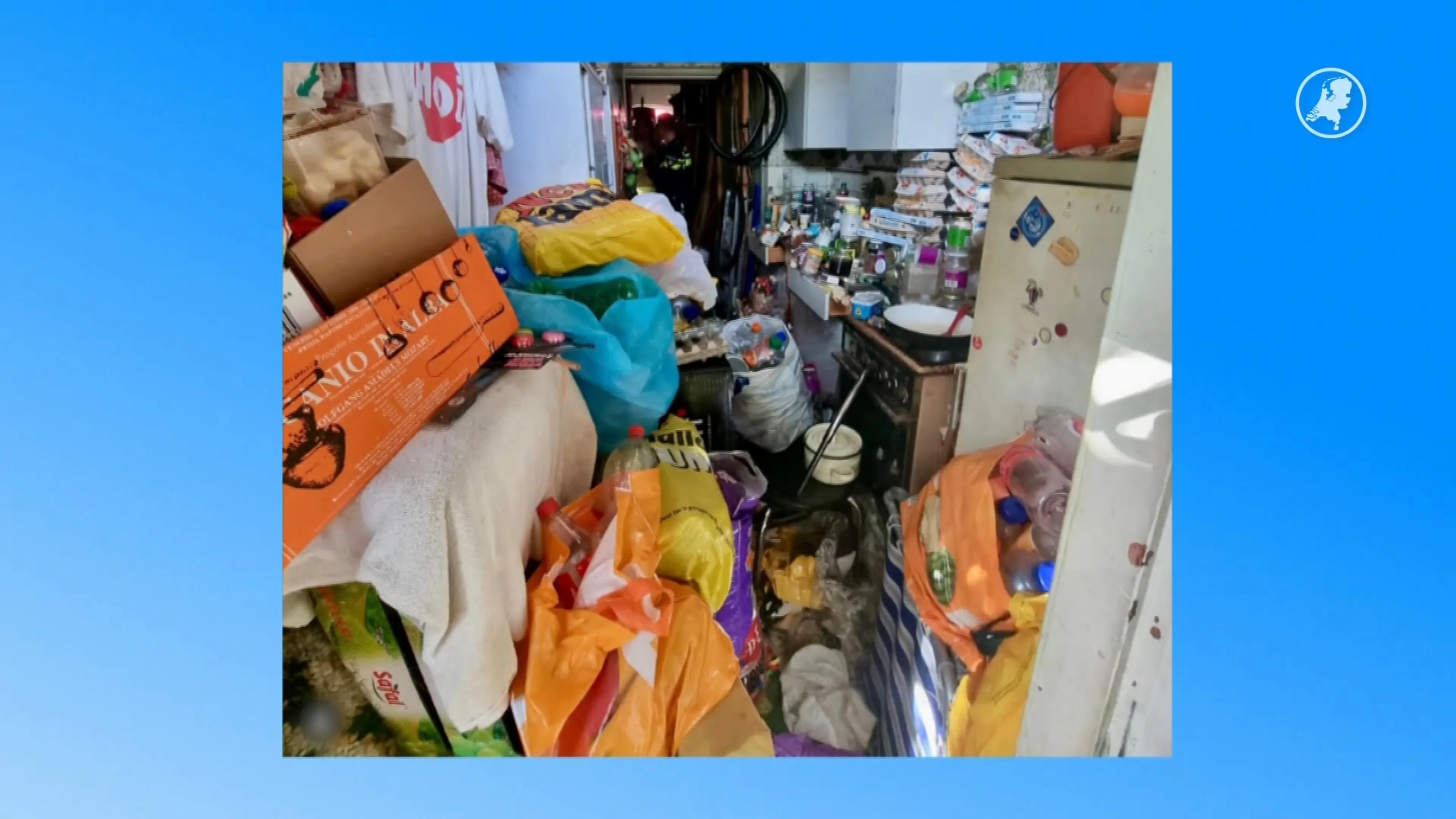 Hulpdiensten redden een man onder bizarre omstandigheden uit zijn huis