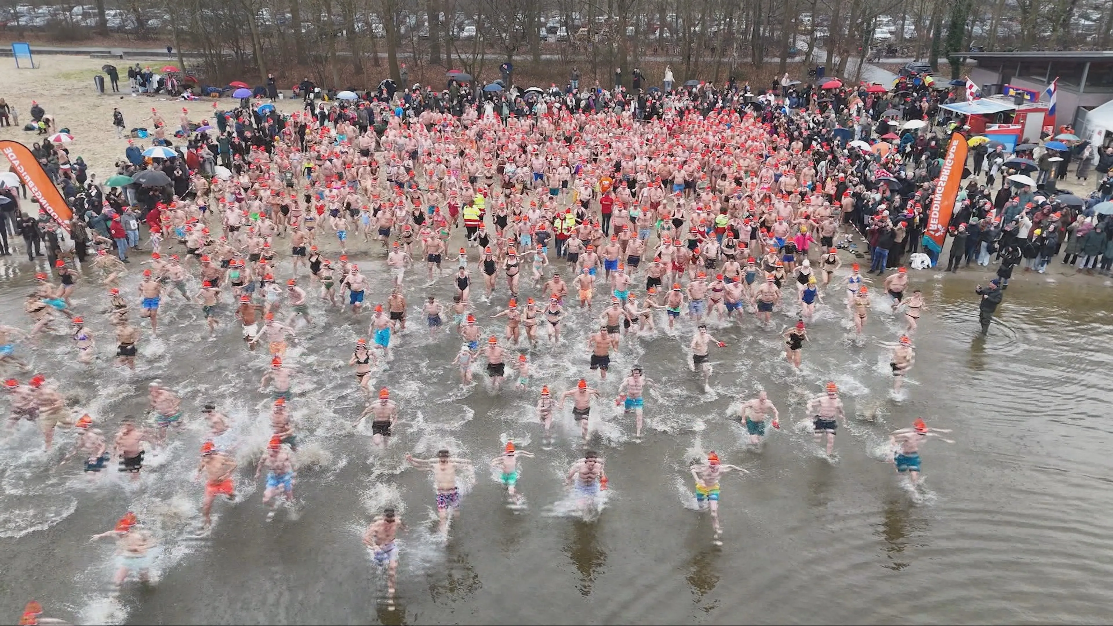 IJskoude start van het jaar bij nieuwjaarsduiken door heel Nederland
