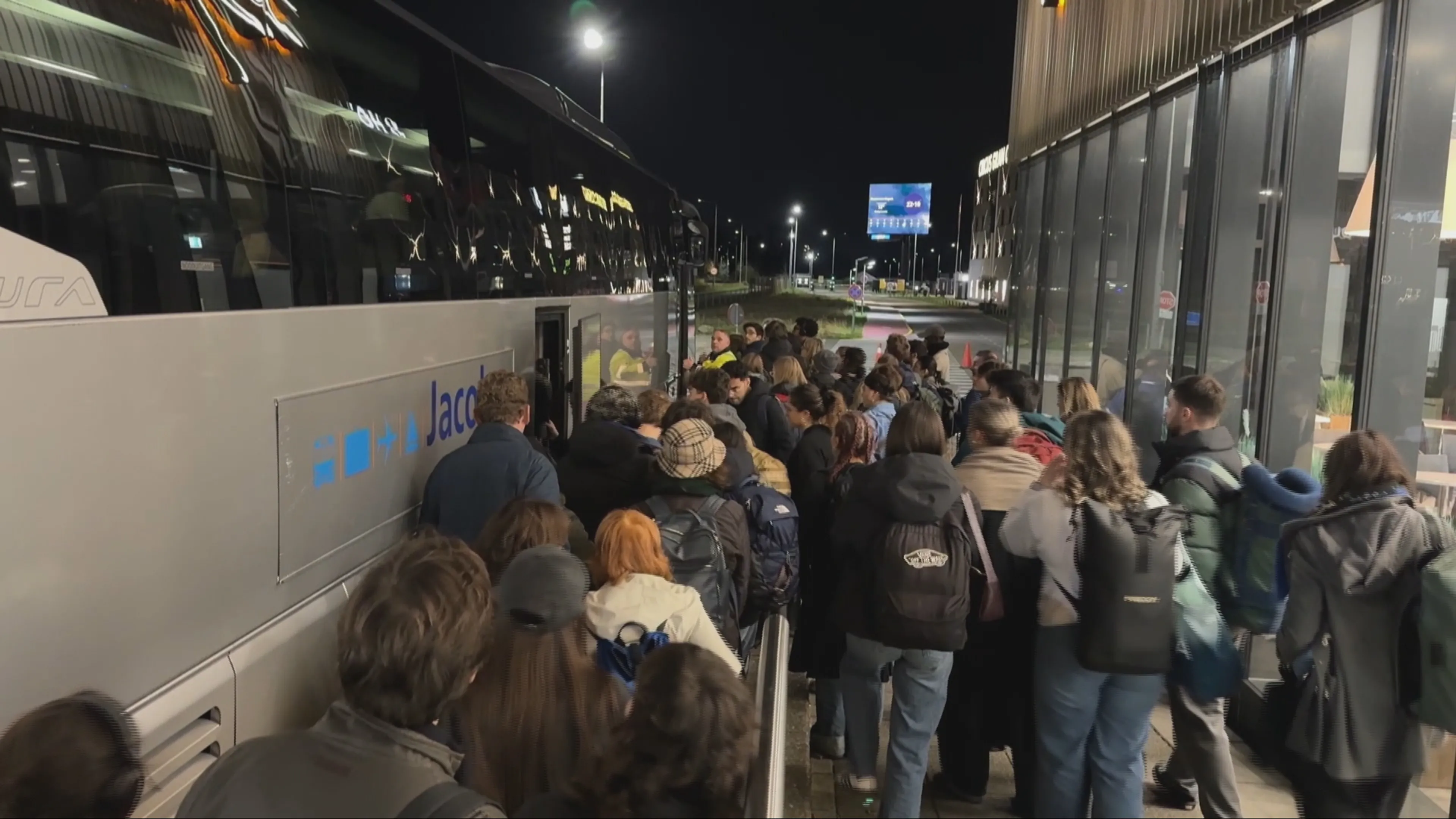 Vluchten naar België omgeleid naar Maastricht en Schiphol vanwege dronemeldingen