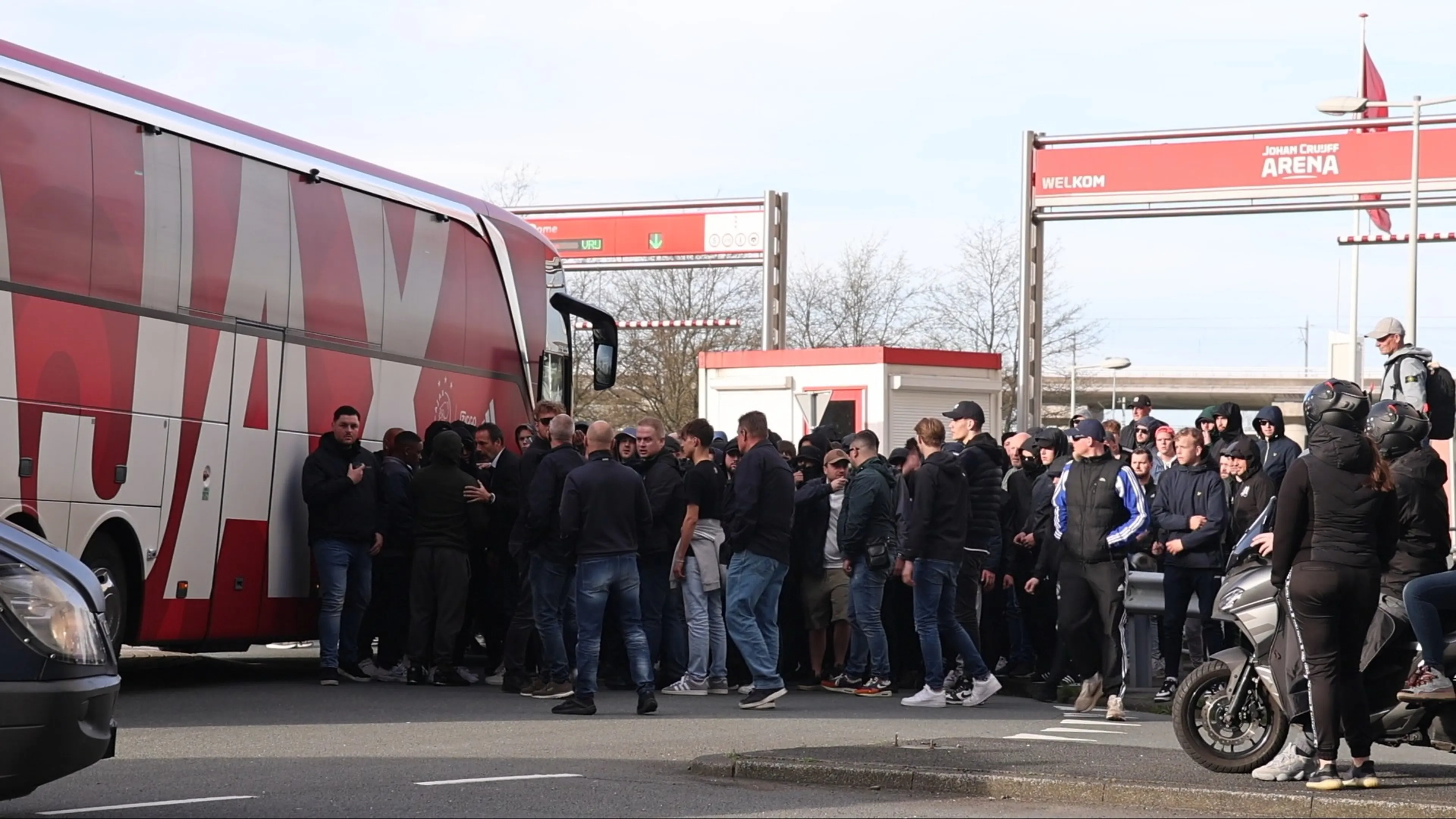Ajacieden zingen spelersbus toe na vernederende wedstrijd: 'Schaam je kapot!'