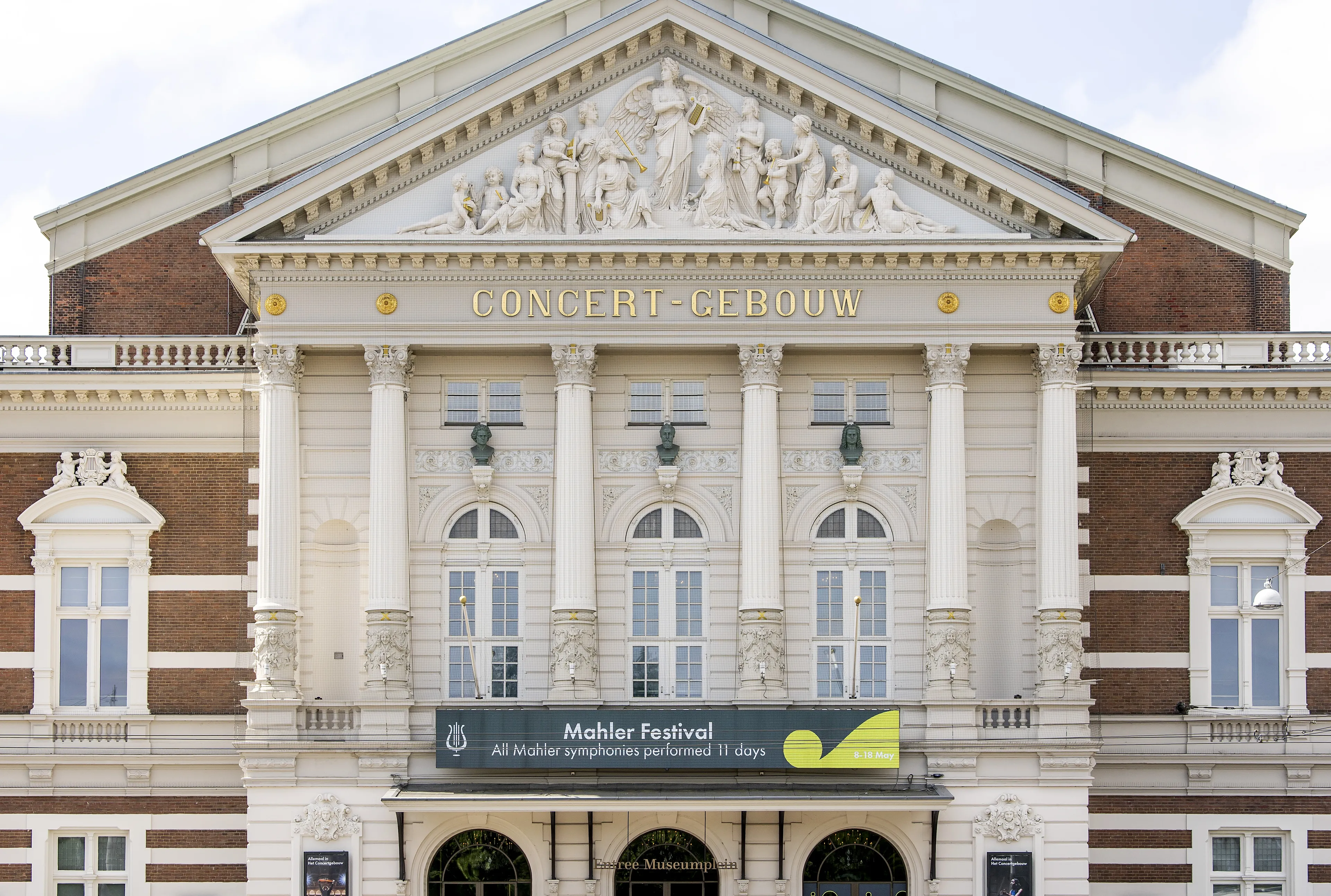Concertgebouw beklad met rode verf: 'Nieuw dieptepunt bereikt'