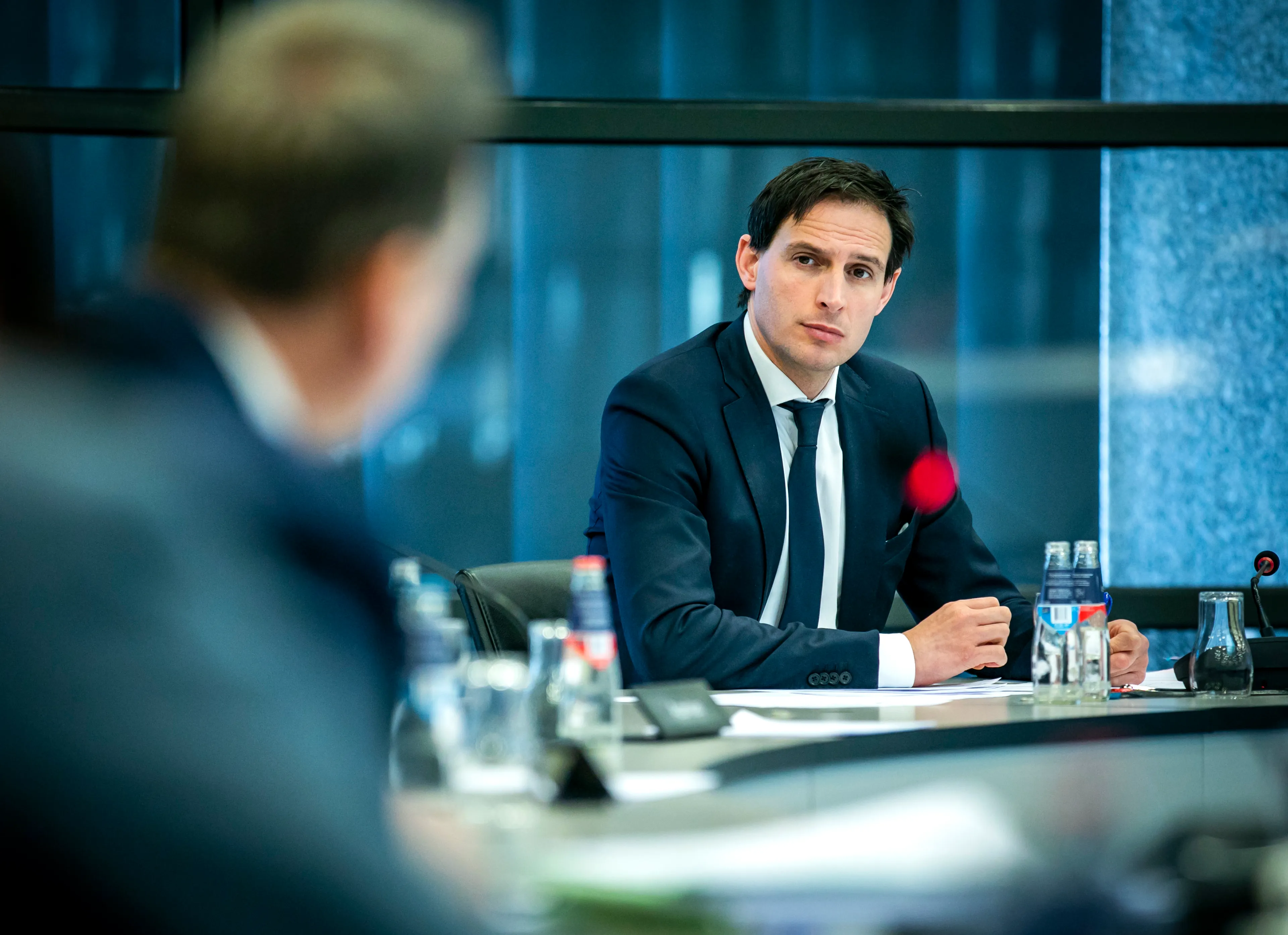Minister Hoekstra: iedereen gaat economisch zware tijden voelen