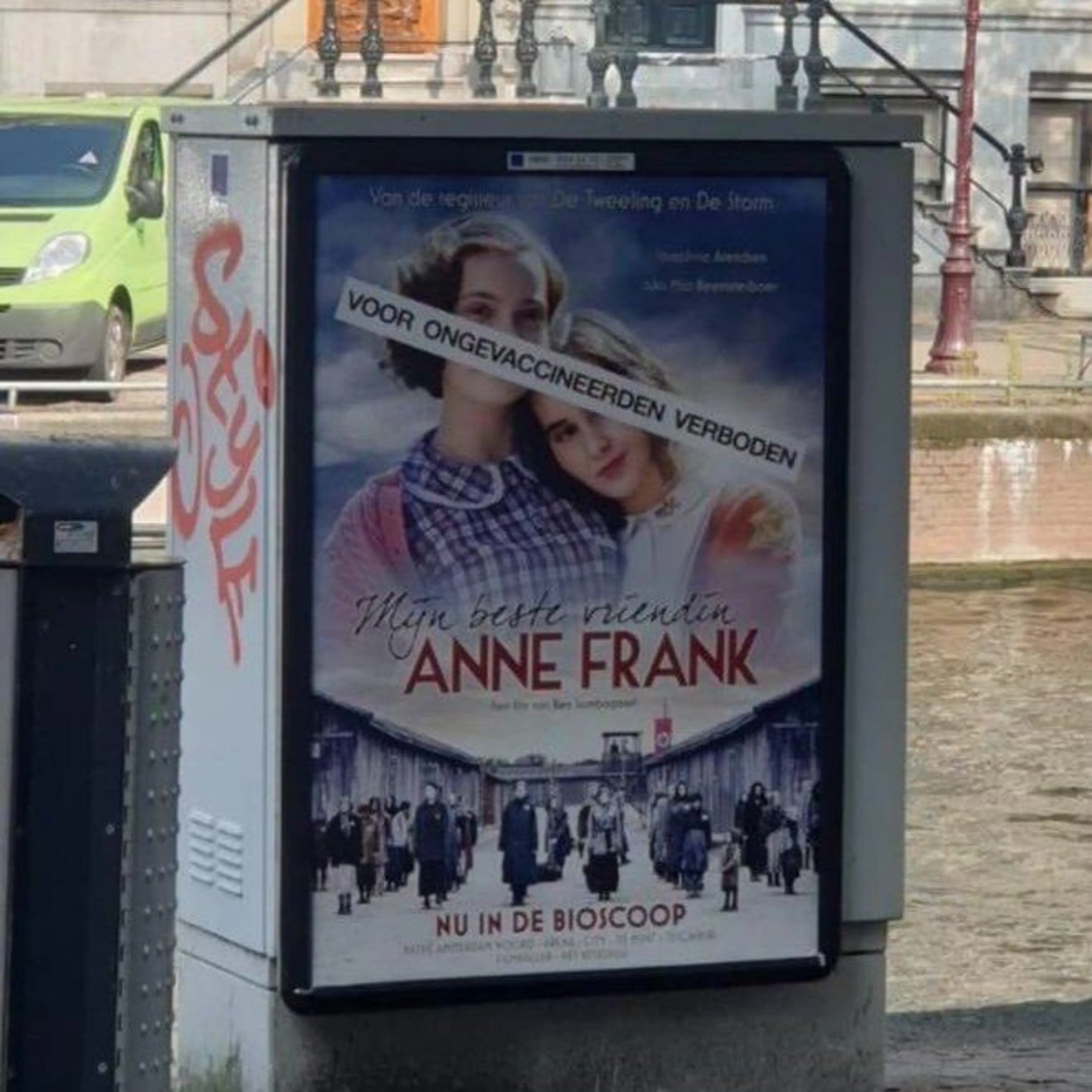 Verontwaardiging om bekladding filmposter Anne Frank: 'Voor ongevaccineerden verboden'