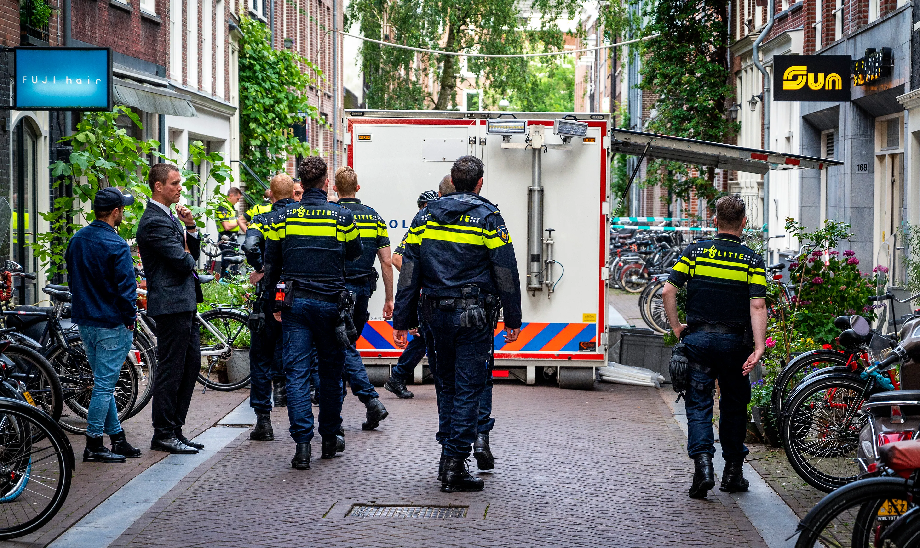 Boosheid om verspreiden beelden aanslag De Vries: 'Stop daarmee, toon respect'